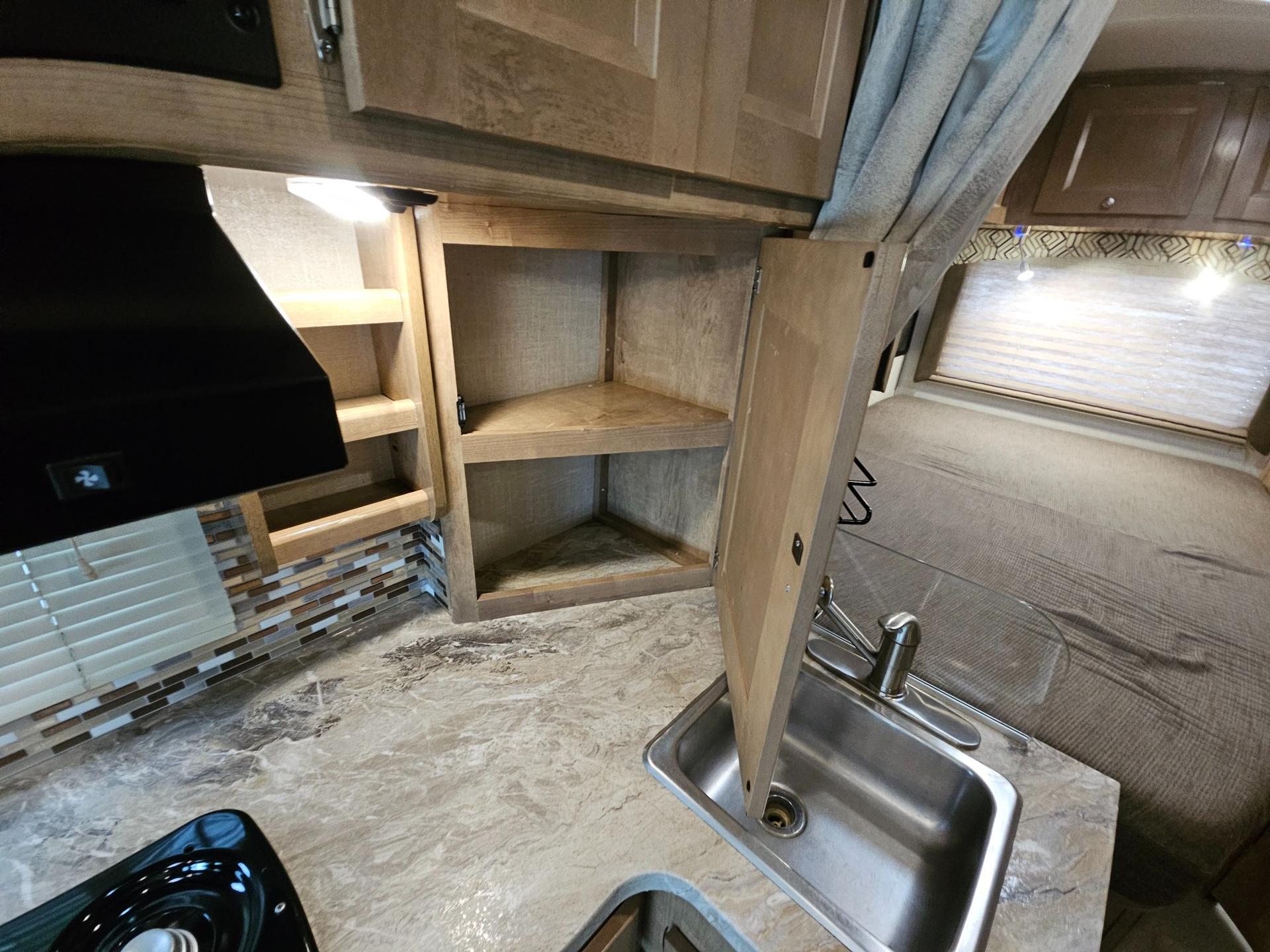 2020 Coachmen 2020 Coachmen Leprechaun - thumbnail 16