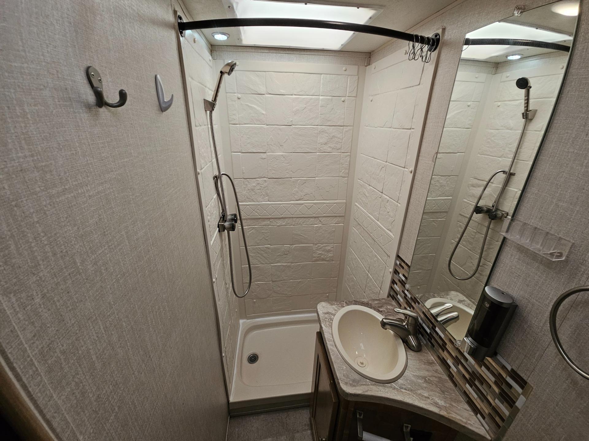 2020 Coachmen 2020 Coachmen Leprechaun - thumbnail 29