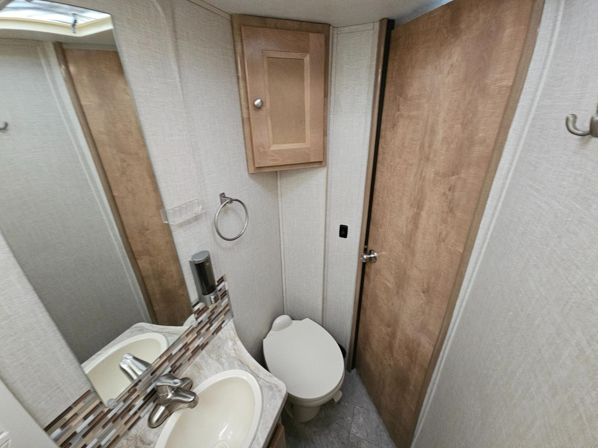 2020 Coachmen 2020 Coachmen Leprechaun - thumbnail 32