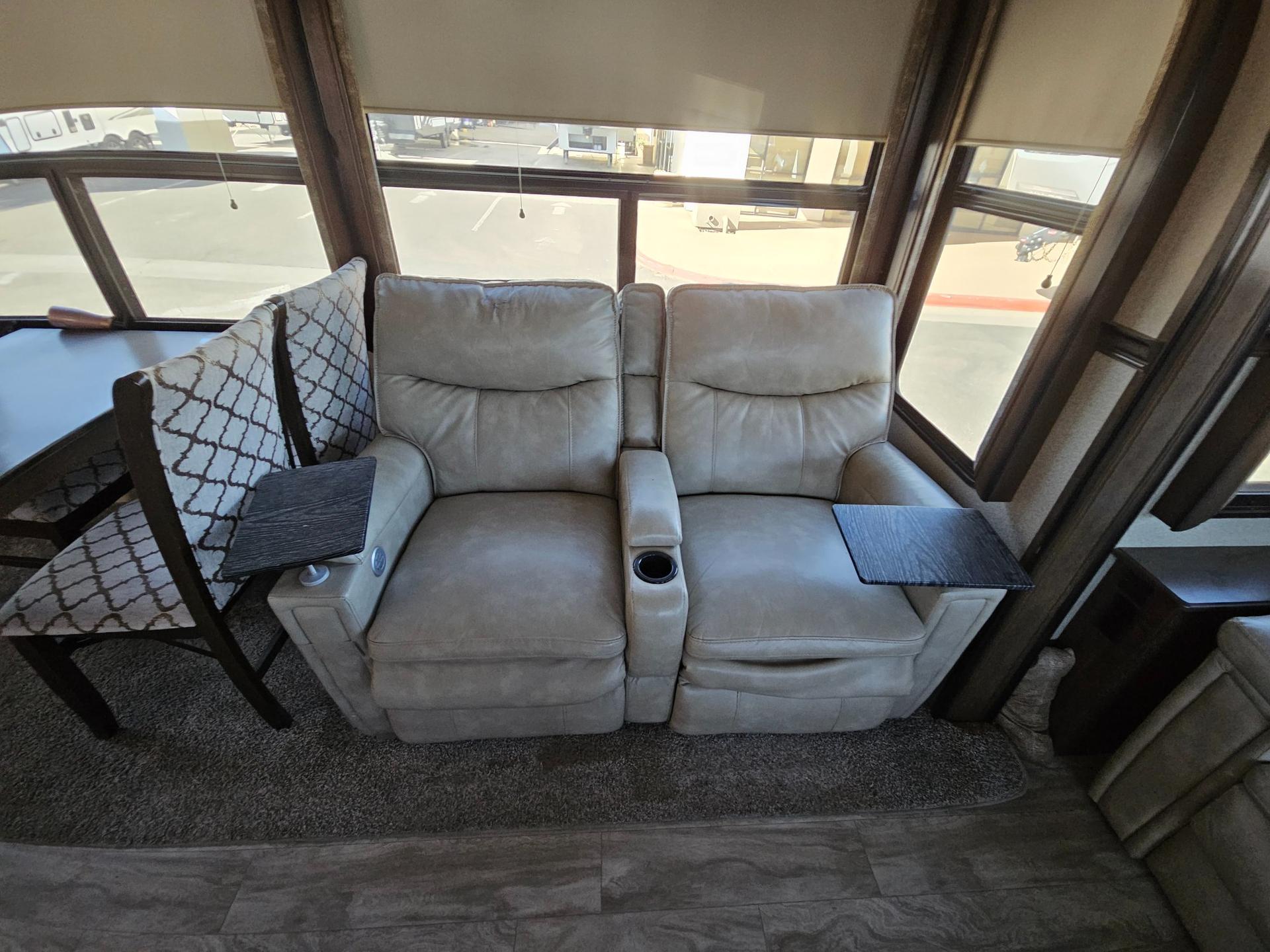 2020 Grand Design 2020 Grand Design Solitude - thumbnail 10