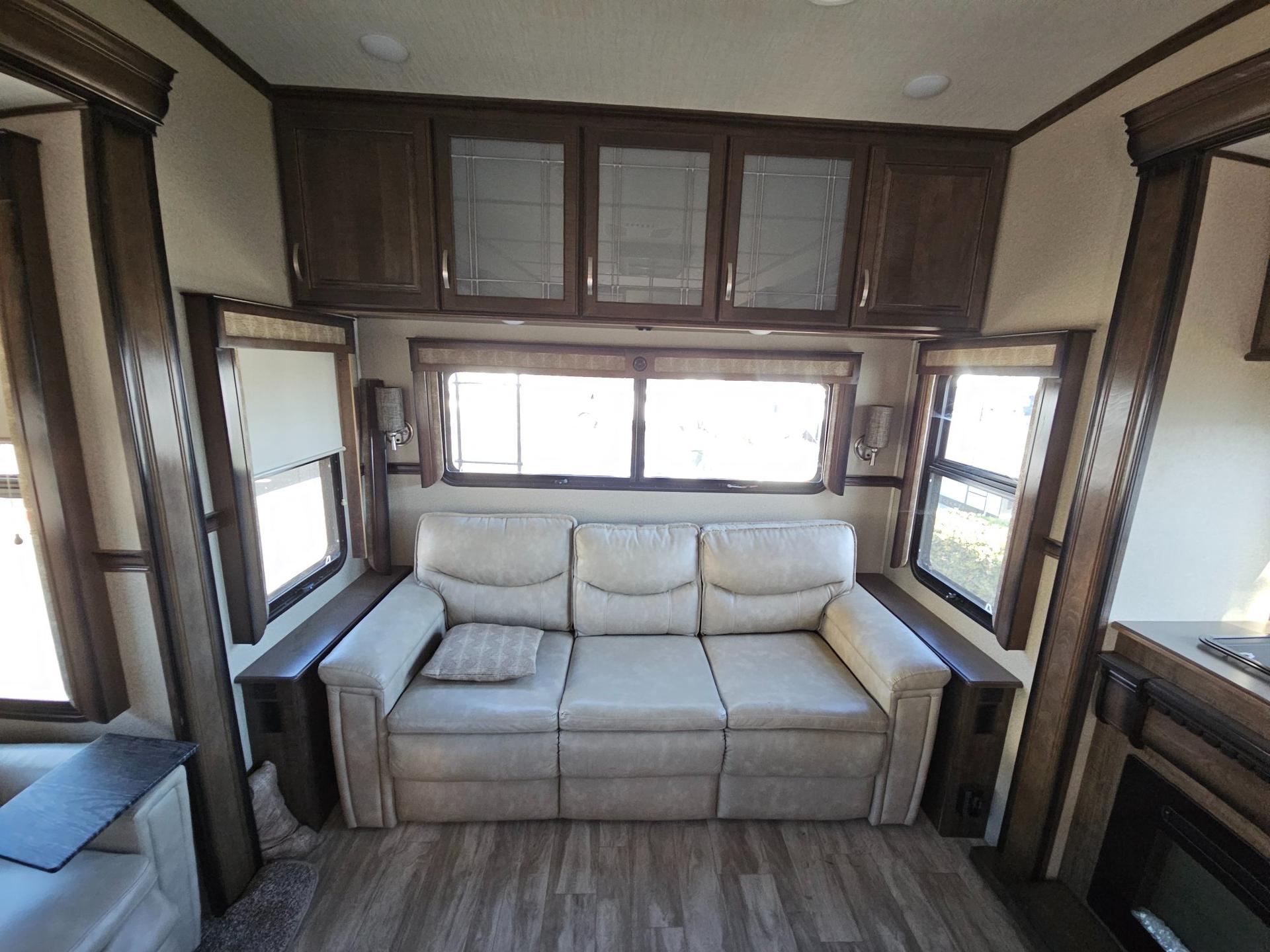 2020 Grand Design 2020 Grand Design Solitude - thumbnail 11