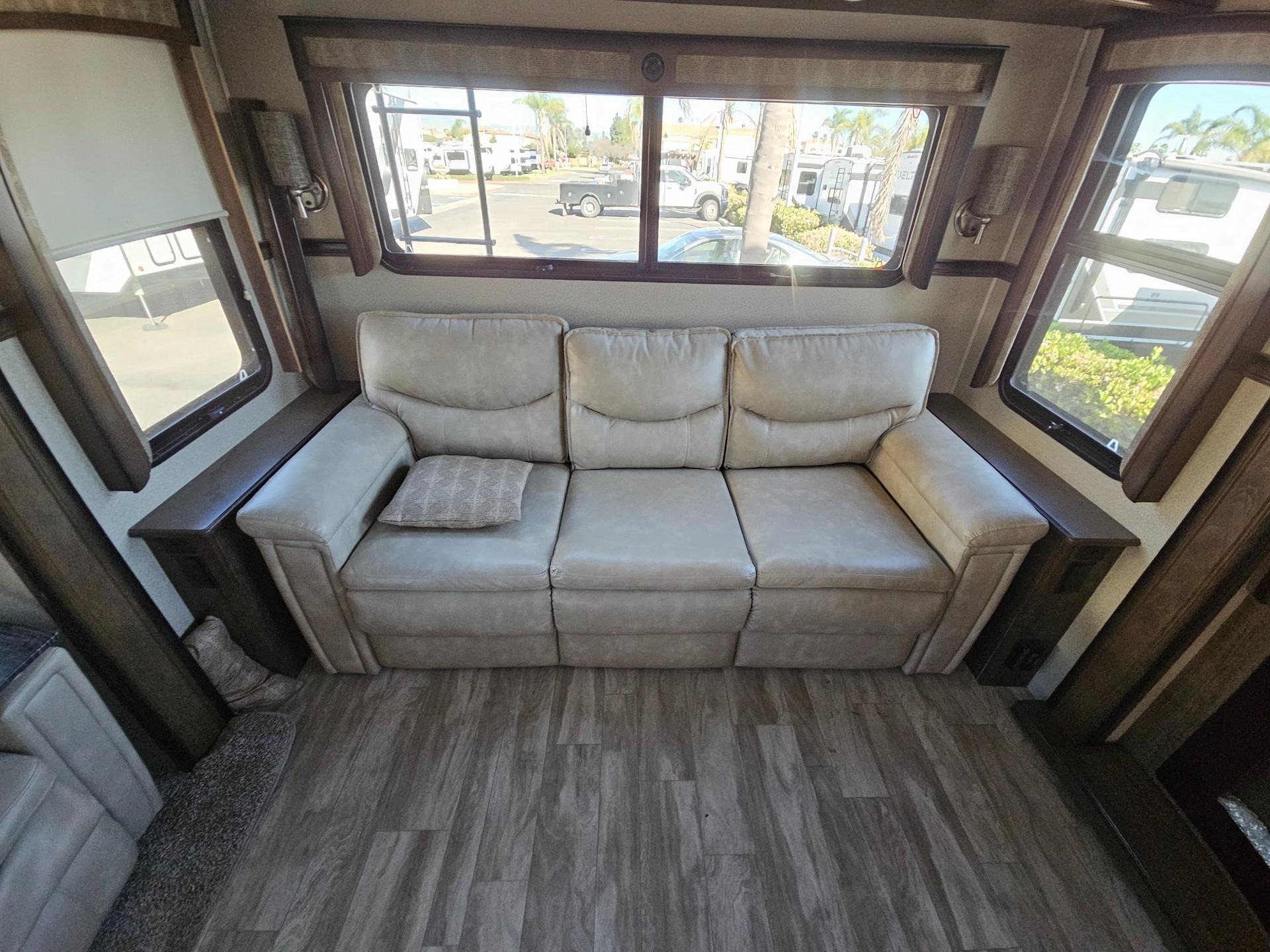 2020 Grand Design 2020 Grand Design Solitude - thumbnail 12