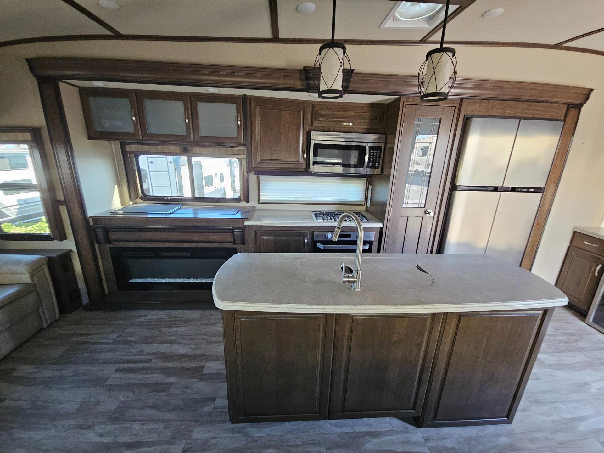 2020 Grand Design 2020 Grand Design Solitude - thumbnail 15