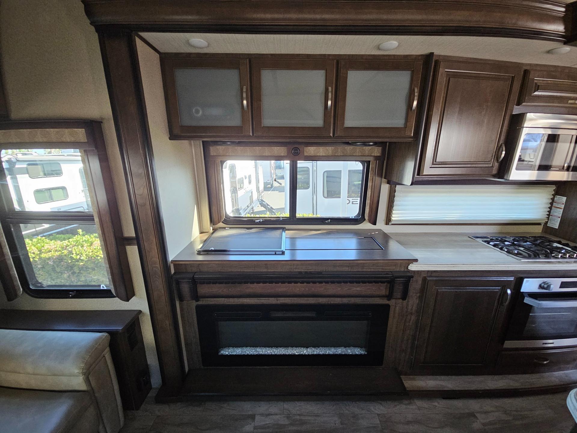 2020 Grand Design 2020 Grand Design Solitude - thumbnail 16