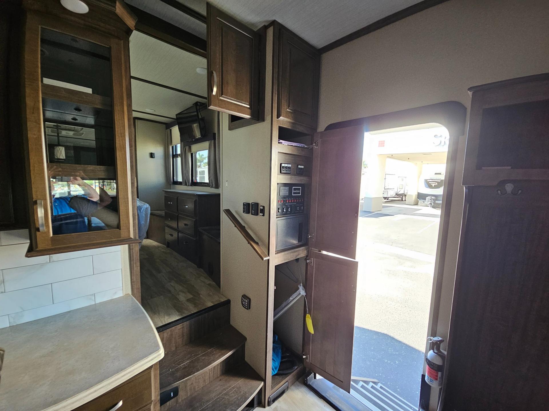 2020 Grand Design 2020 Grand Design Solitude - thumbnail 31