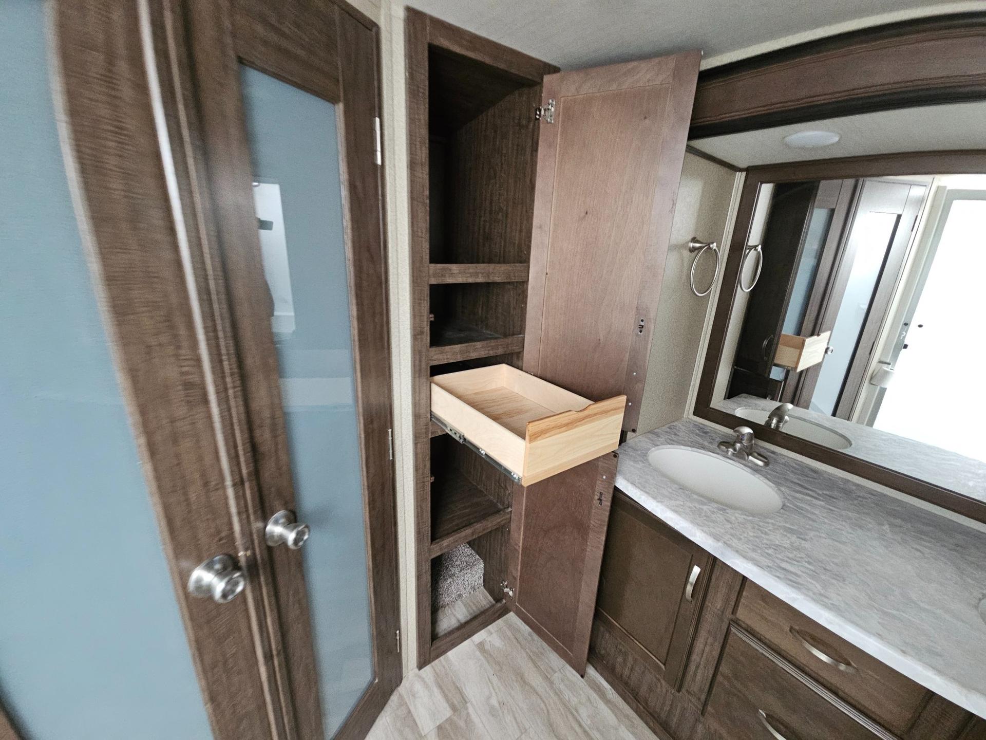 2020 Grand Design 2020 Grand Design Solitude - thumbnail 40