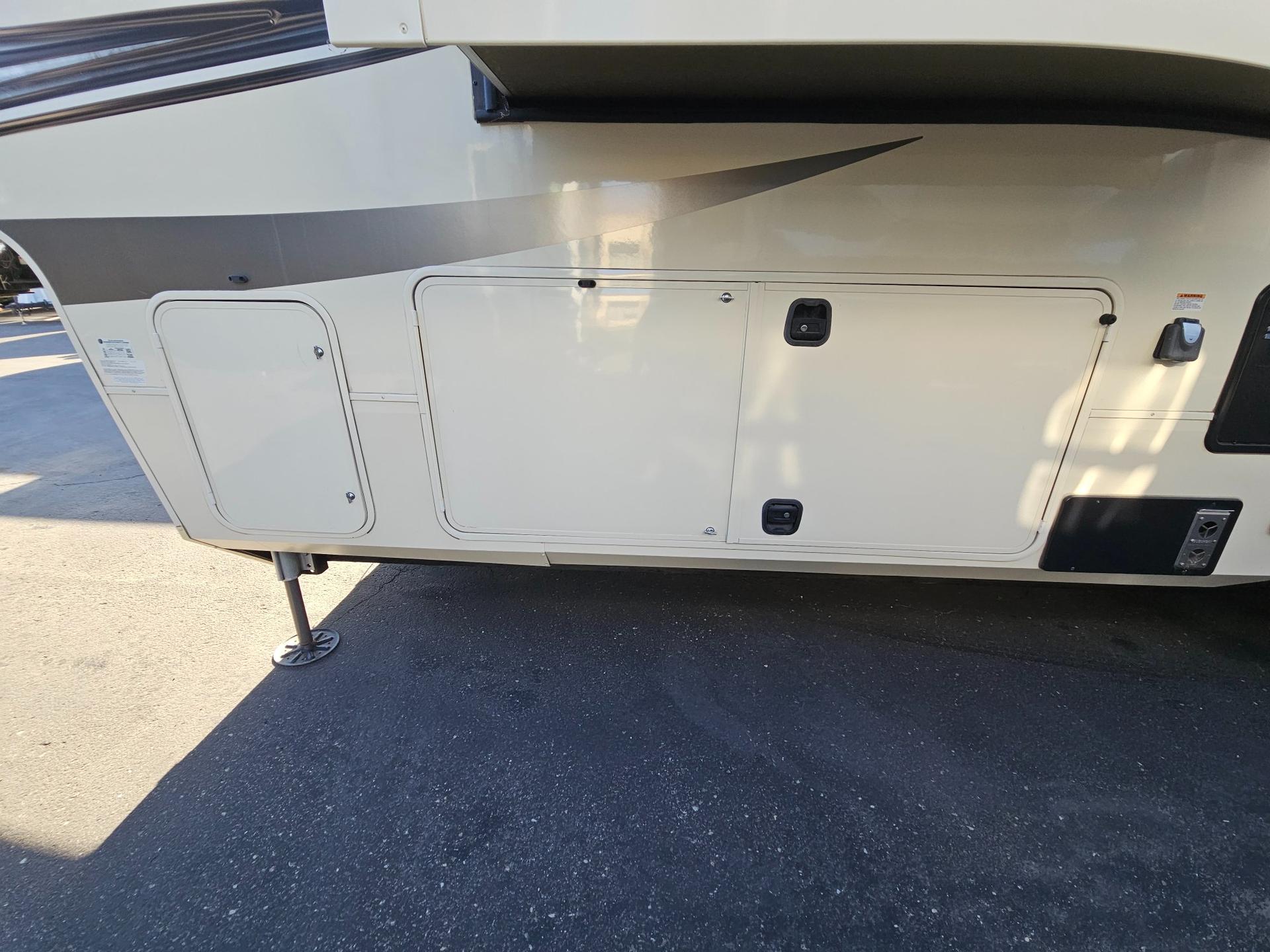 2020 Grand Design 2020 Grand Design Solitude - thumbnail 55