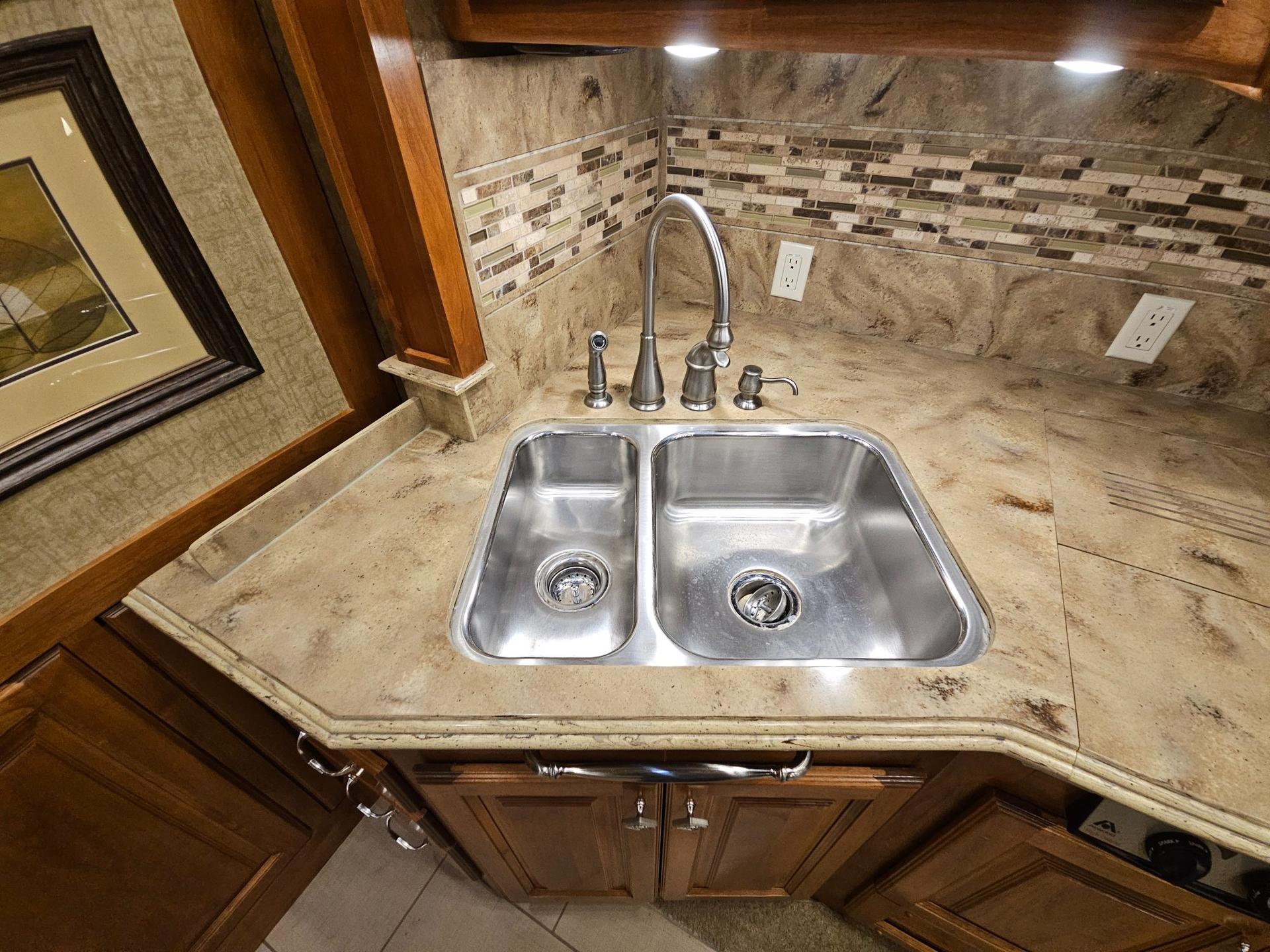 2014 Tiffin Motorhome 2014 Tiffin Motorhome Phaeton - thumbnail 22