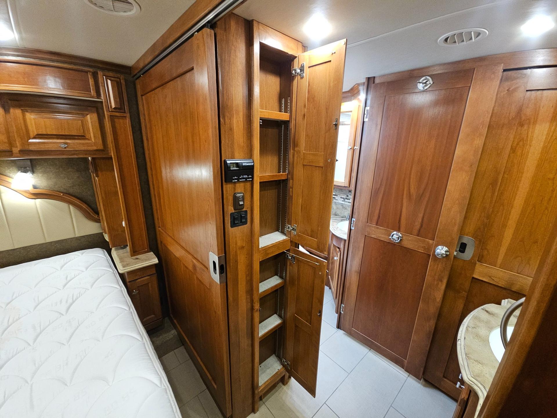 2014 Tiffin Motorhome 2014 Tiffin Motorhome Phaeton - thumbnail 35