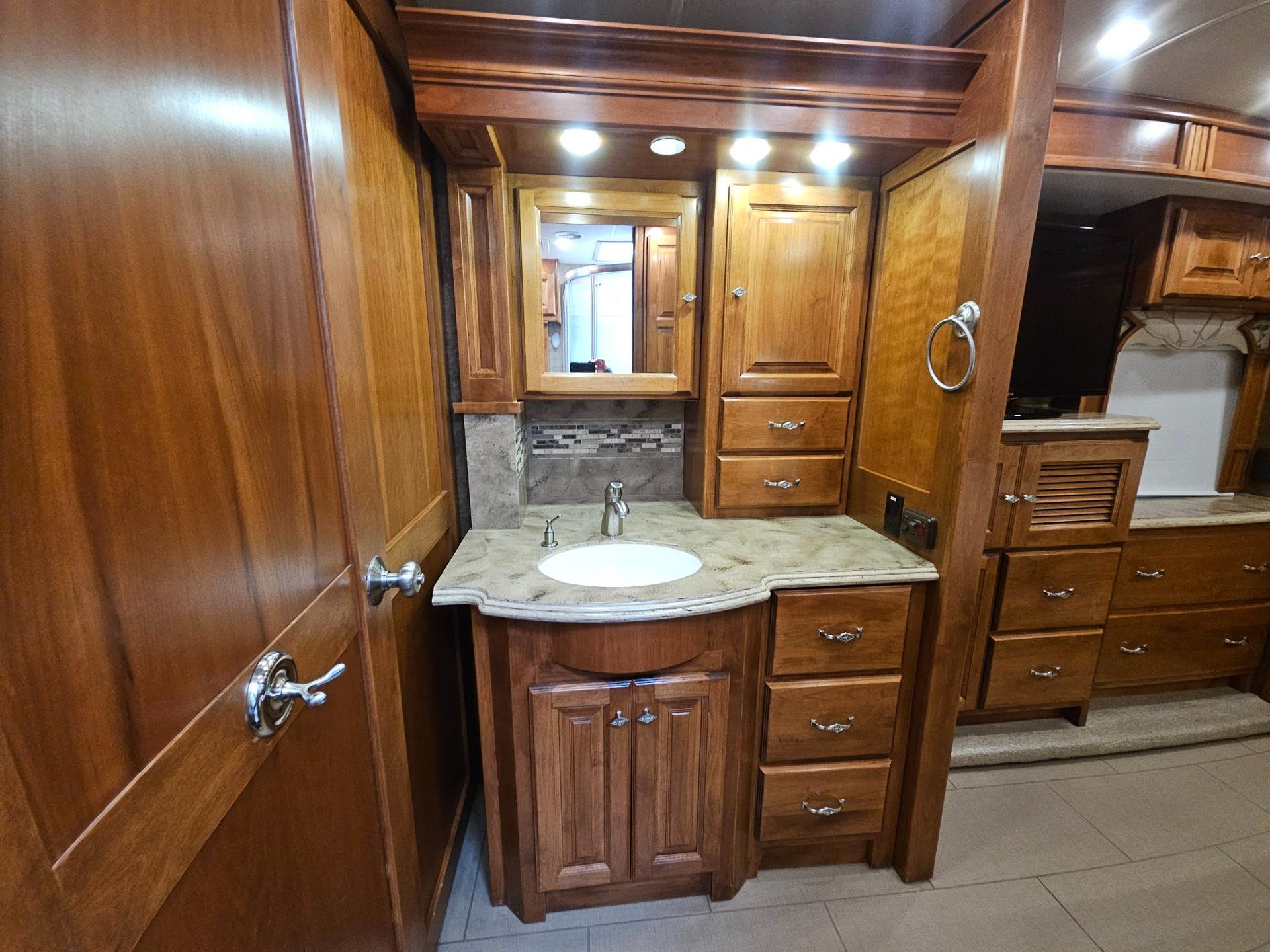 2014 Tiffin Motorhome 2014 Tiffin Motorhome Phaeton - thumbnail 36