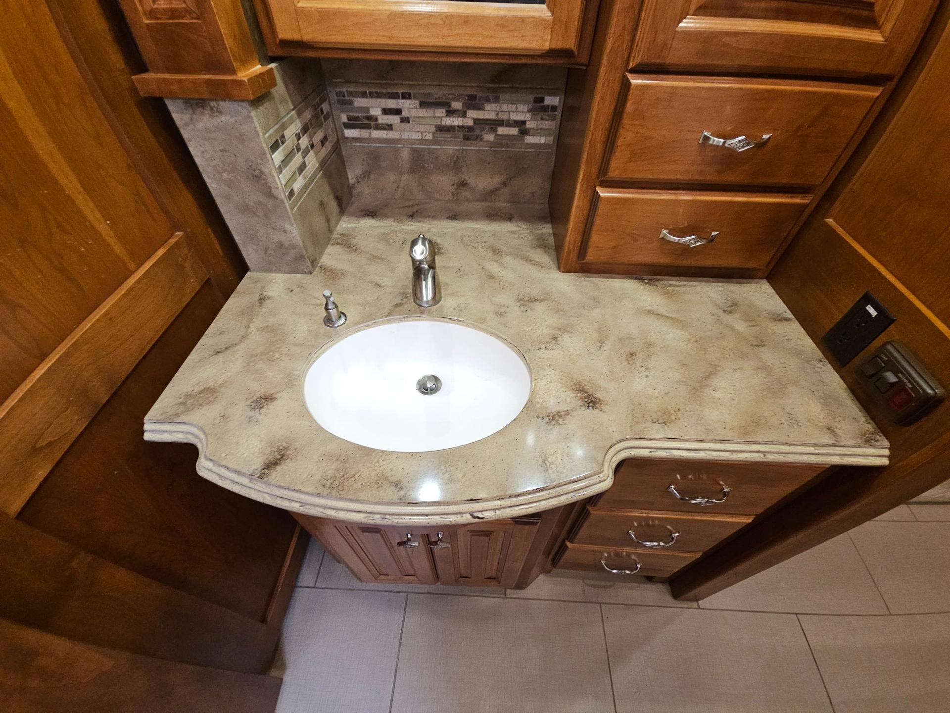 2014 Tiffin Motorhome 2014 Tiffin Motorhome Phaeton - thumbnail 37