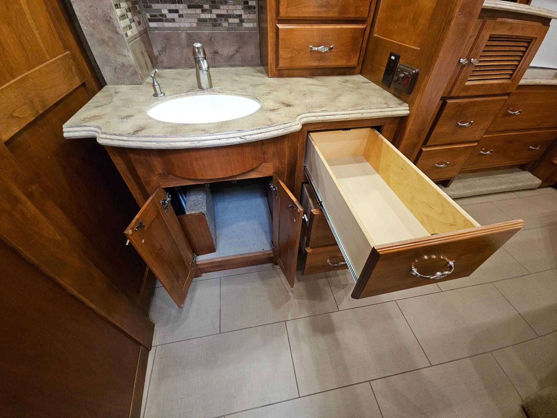 2014 Tiffin Motorhome 2014 Tiffin Motorhome Phaeton - thumbnail 38