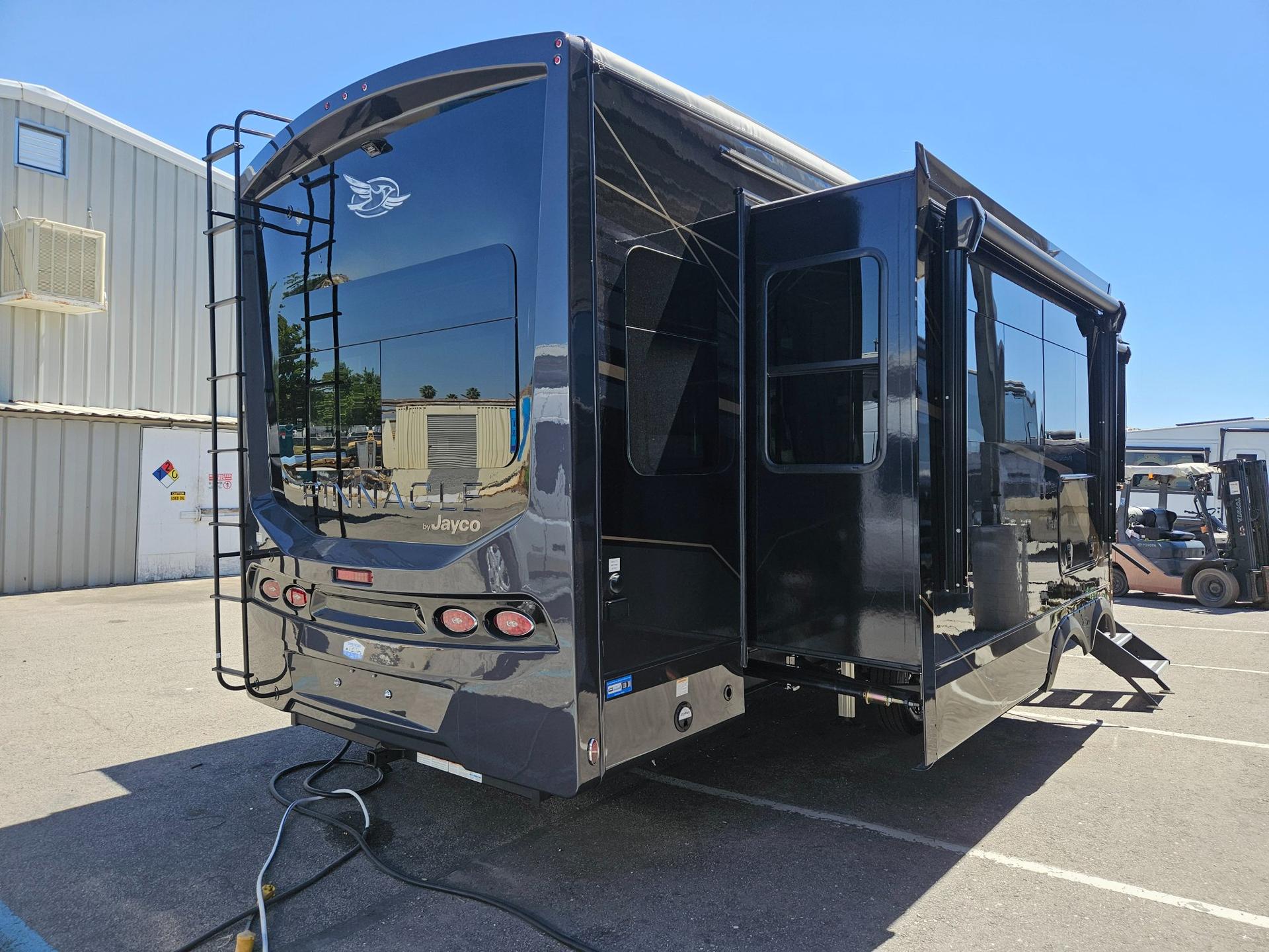 2026 Jayco 2026 Jayco Pinnacle - thumbnail 3