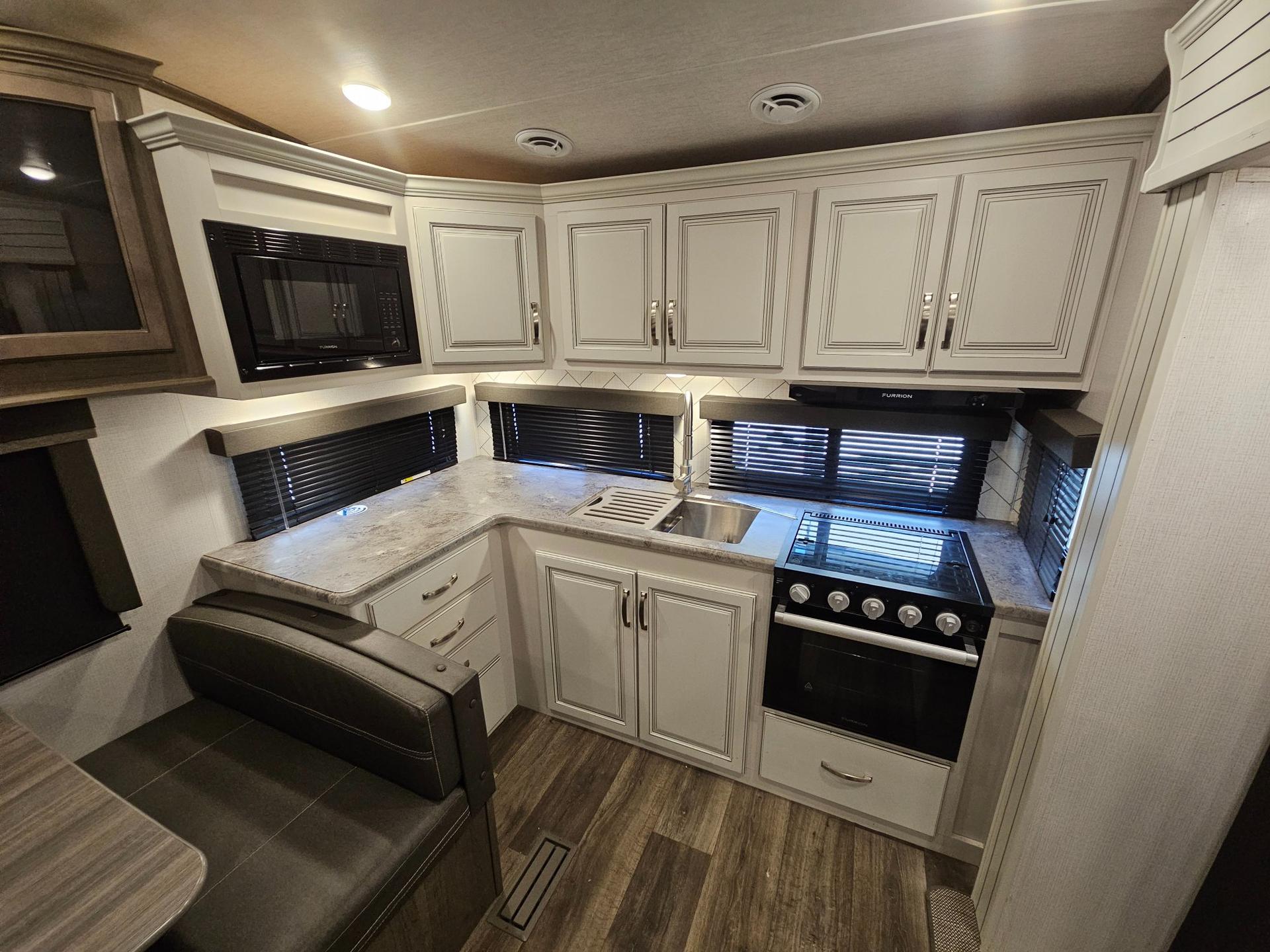 2023 Keystone RV 2023 Keystone RV Cougar Half-Ton - thumbnail 10