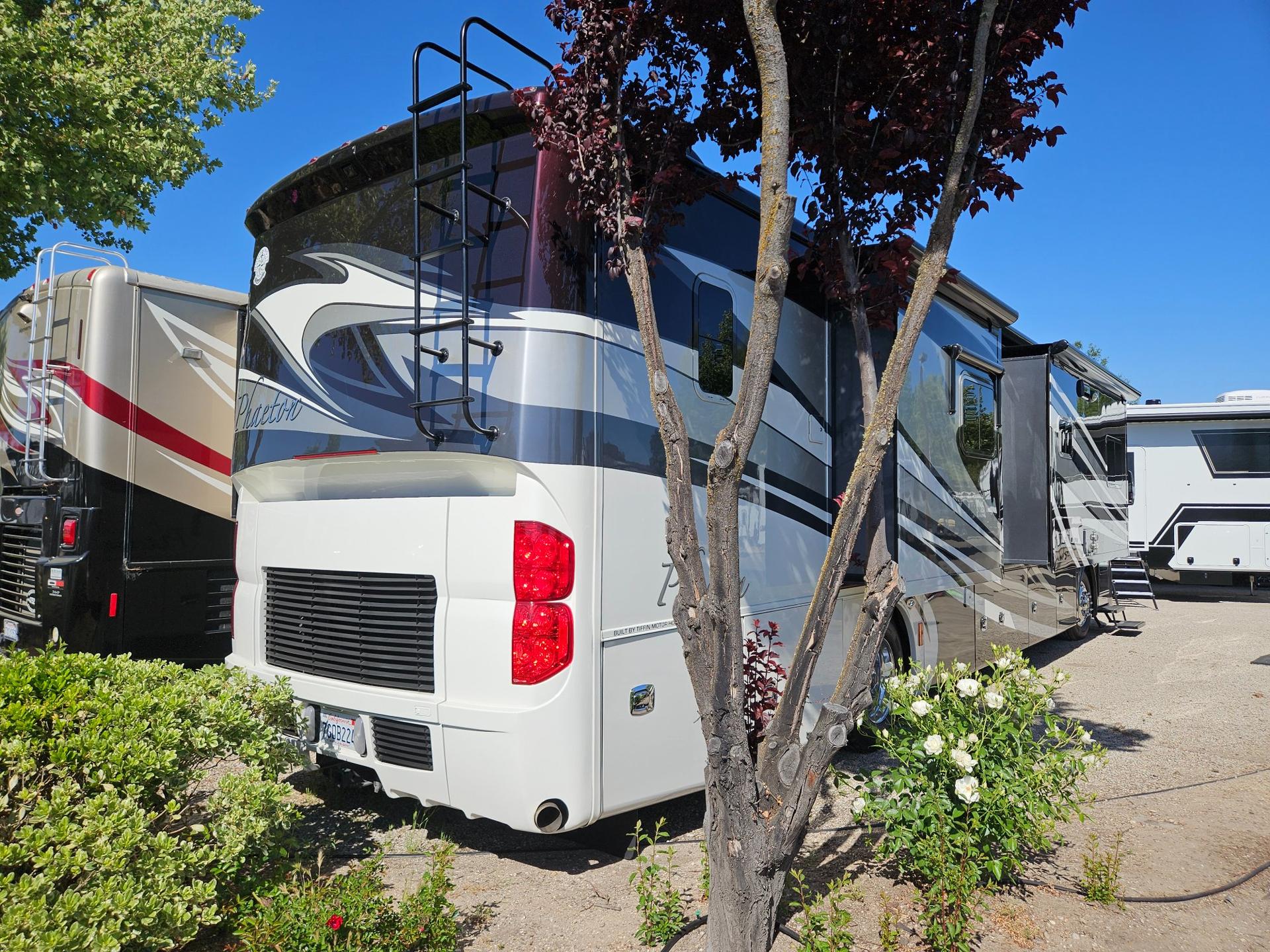 2015 Tiffin Motor Home 2015 Tiffin Motor Home Phaeton - thumbnail 2