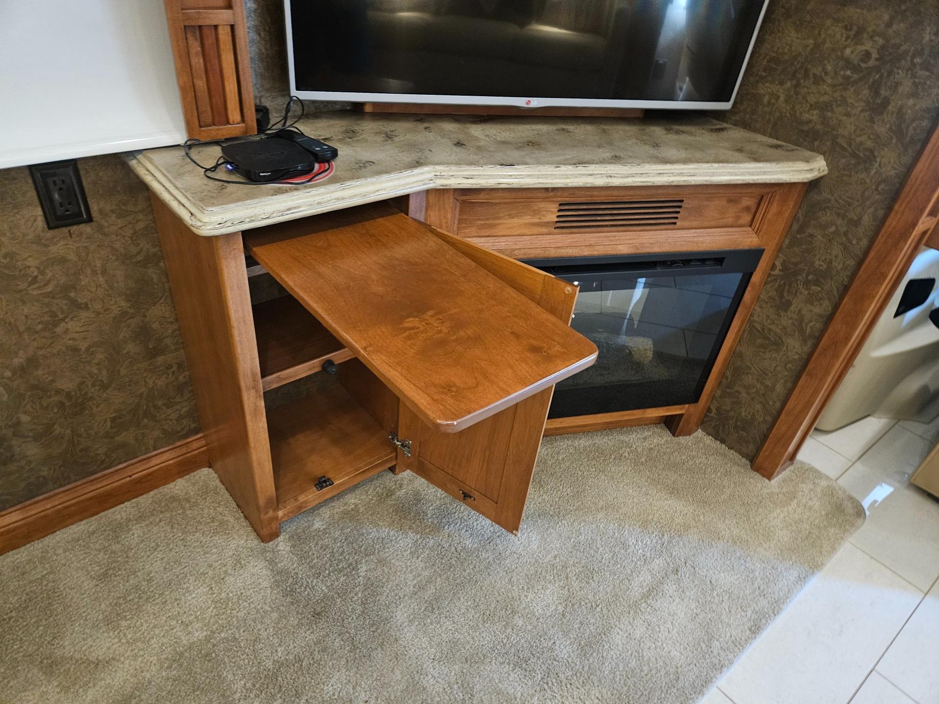 2015 Tiffin Motor Home 2015 Tiffin Motor Home Phaeton - thumbnail 9