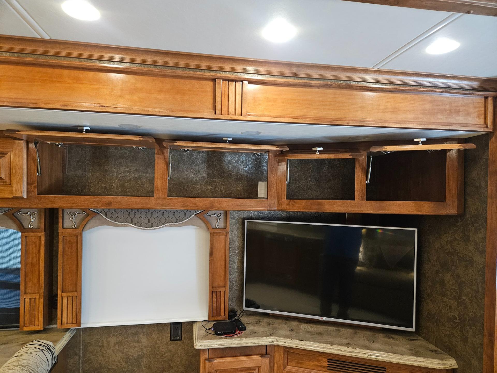 2015 Tiffin Motor Home 2015 Tiffin Motor Home Phaeton - thumbnail 10