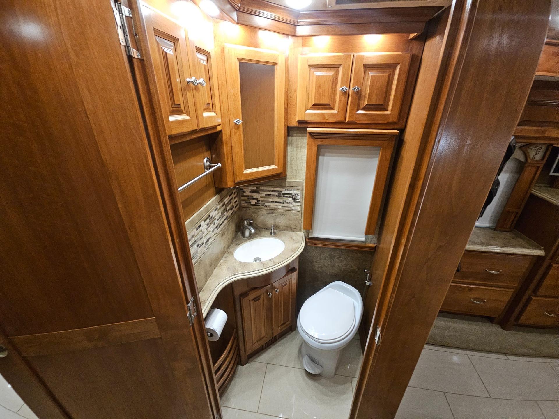 2015 Tiffin Motor Home 2015 Tiffin Motor Home Phaeton - thumbnail 28