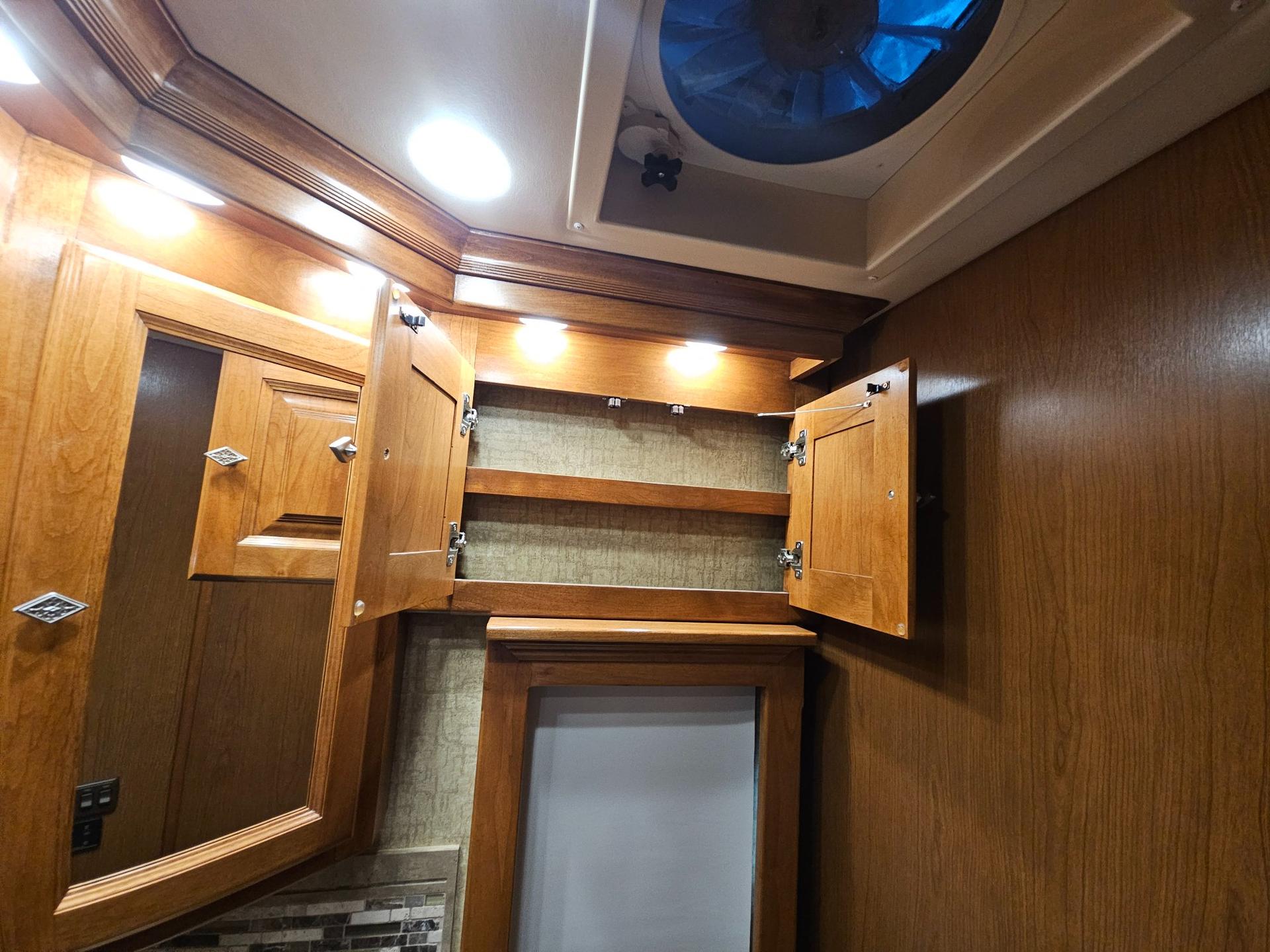 2015 Tiffin Motor Home 2015 Tiffin Motor Home Phaeton - thumbnail 30
