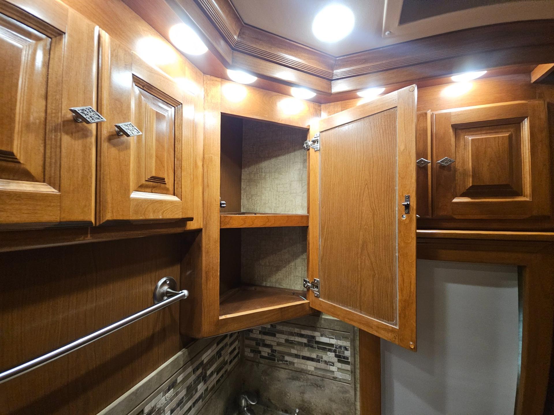 2015 Tiffin Motor Home 2015 Tiffin Motor Home Phaeton - thumbnail 32
