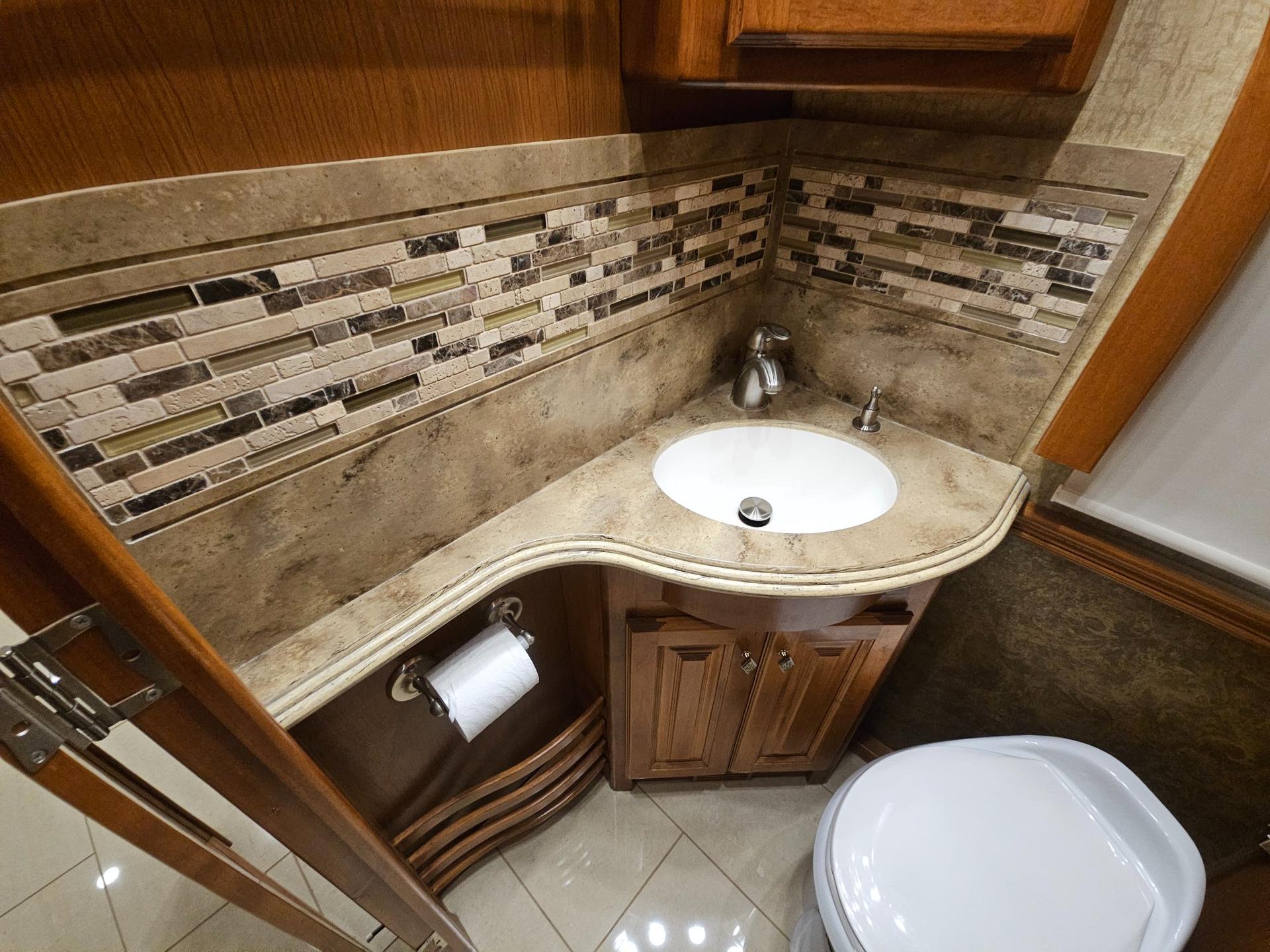 2015 Tiffin Motor Home 2015 Tiffin Motor Home Phaeton - thumbnail 33