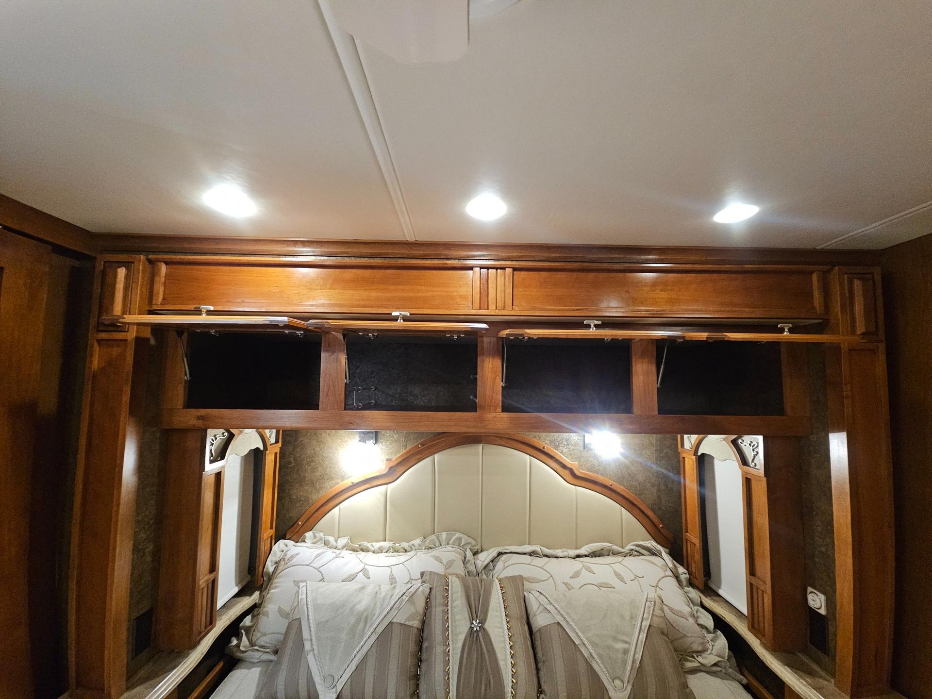 2015 Tiffin Motor Home 2015 Tiffin Motor Home Phaeton - thumbnail 38