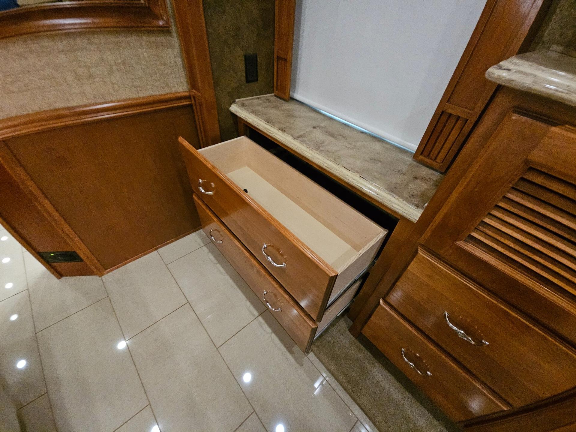 2015 Tiffin Motor Home 2015 Tiffin Motor Home Phaeton - thumbnail 42