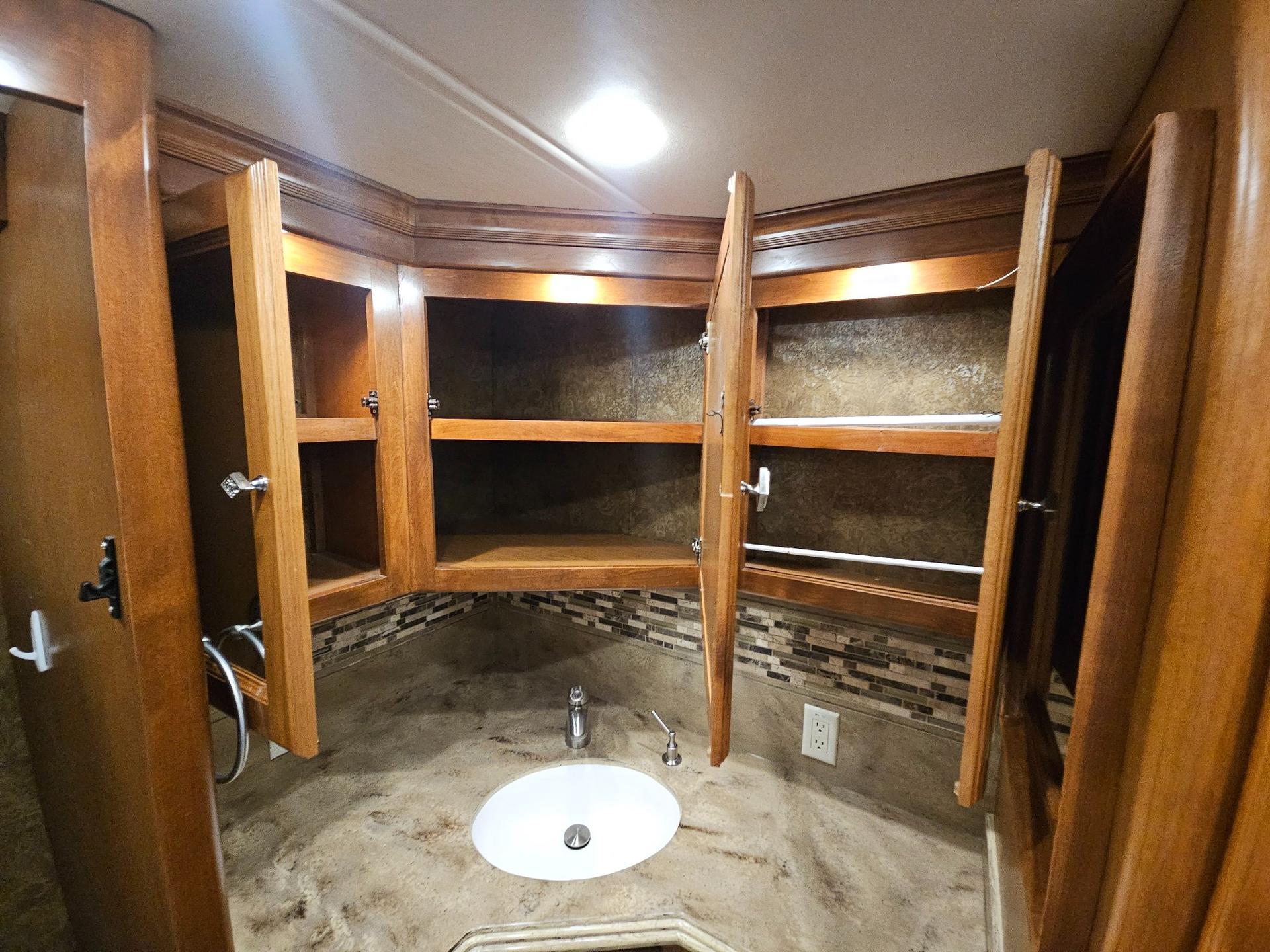 2015 Tiffin Motor Home 2015 Tiffin Motor Home Phaeton - thumbnail 51