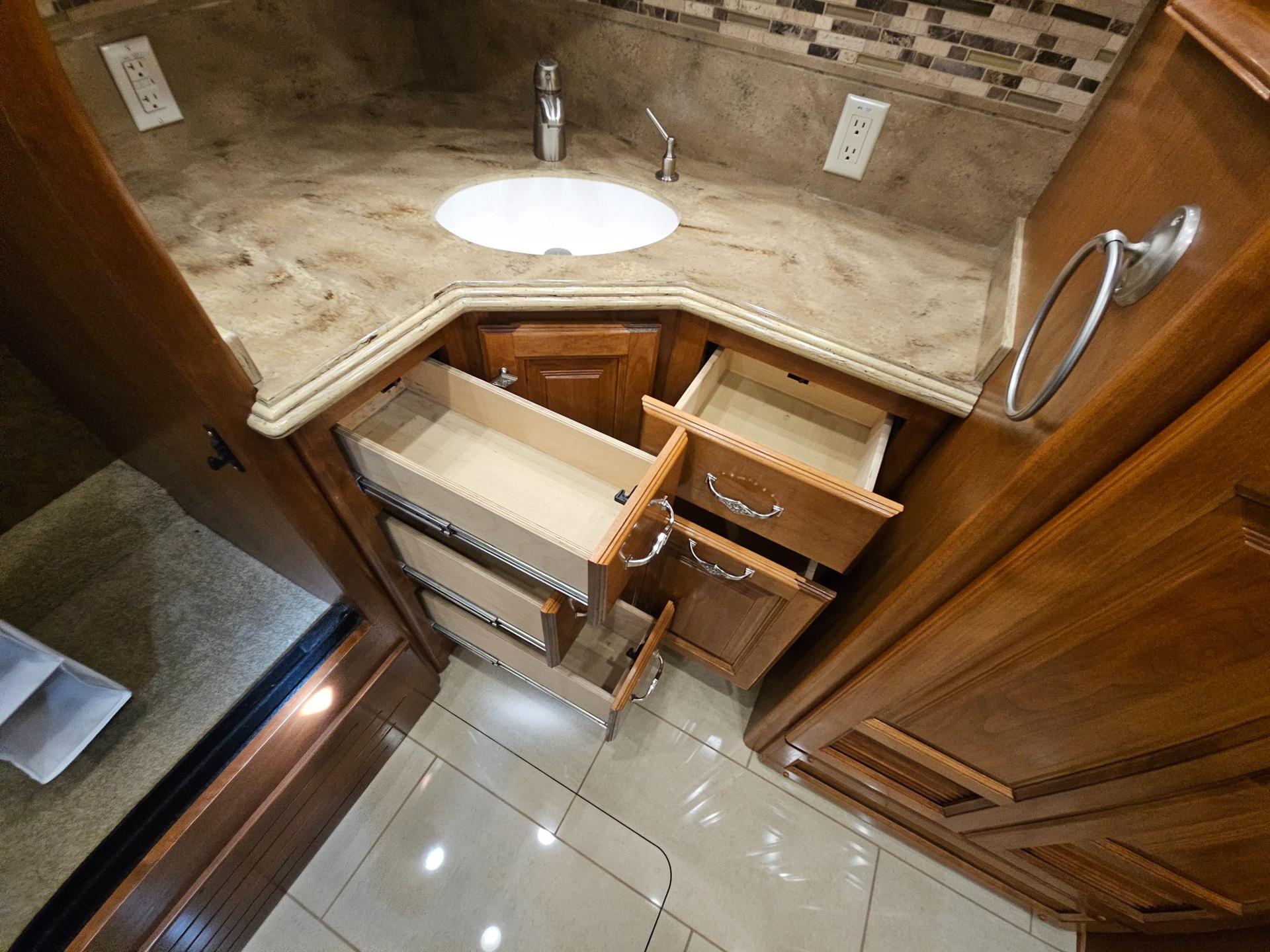 2015 Tiffin Motor Home 2015 Tiffin Motor Home Phaeton - thumbnail 53