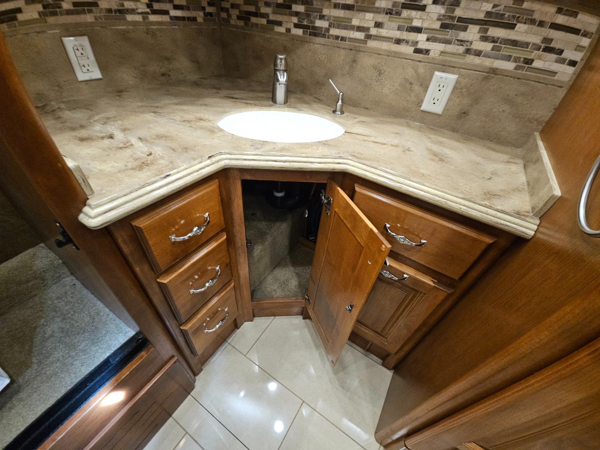 2015 Tiffin Motor Home 2015 Tiffin Motor Home Phaeton - thumbnail 54