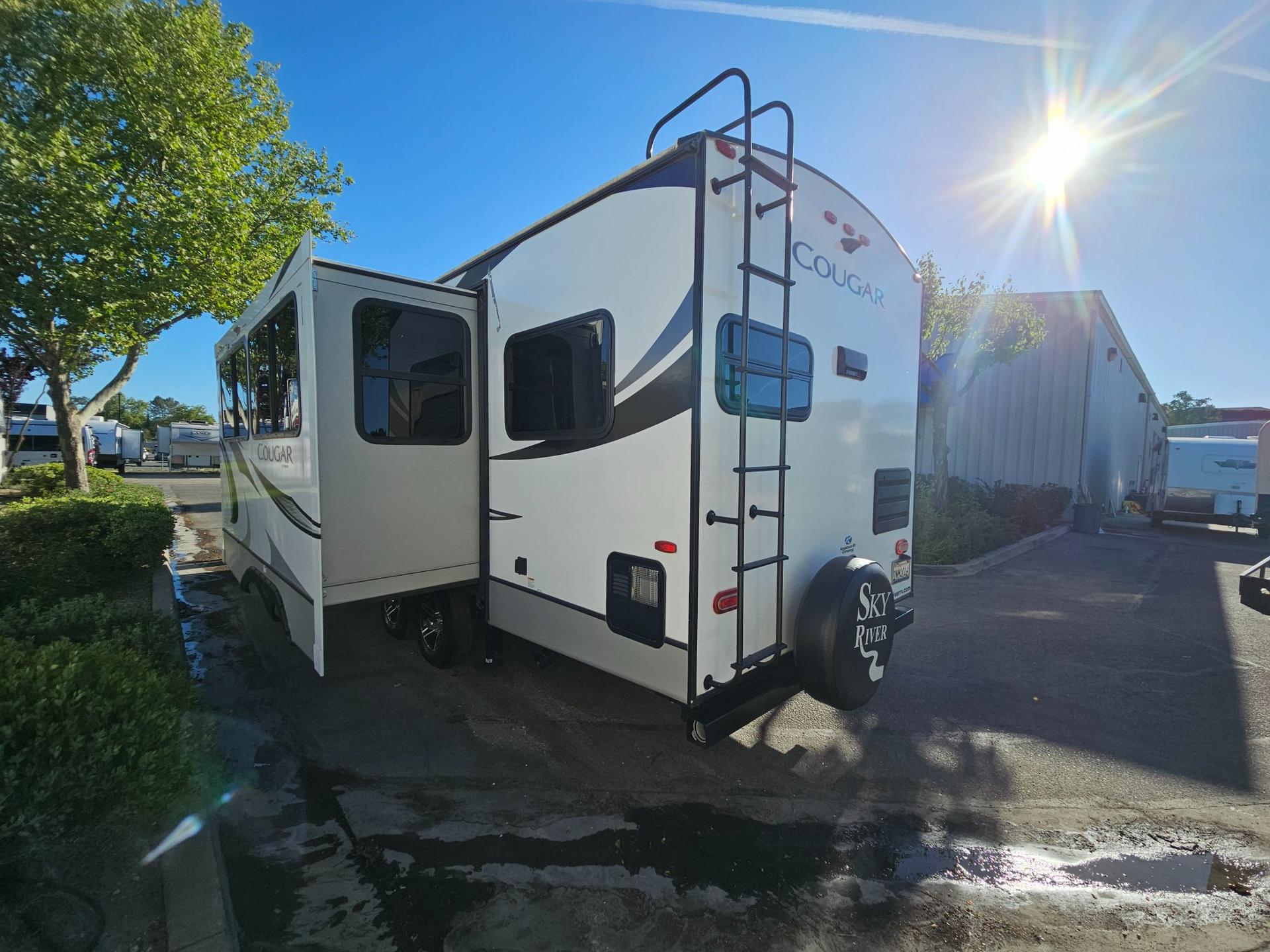 2021 Keystone RV 2021 Keystone RV Cougar Half-Ton - thumbnail 3
