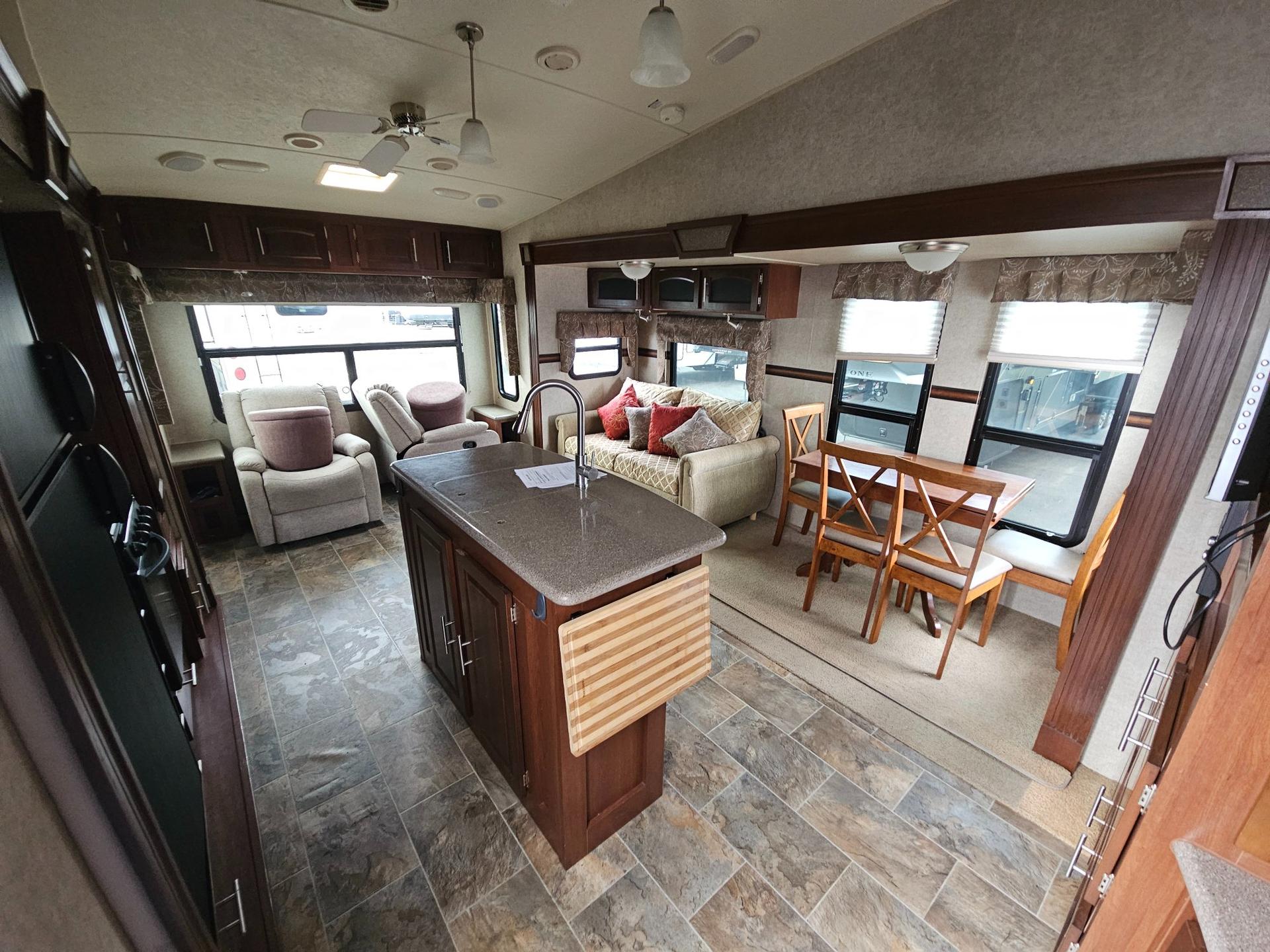 2015 Forest River RV 2015 Forest River RV Rockwood Signature Ultra Lite - thumbnail 5