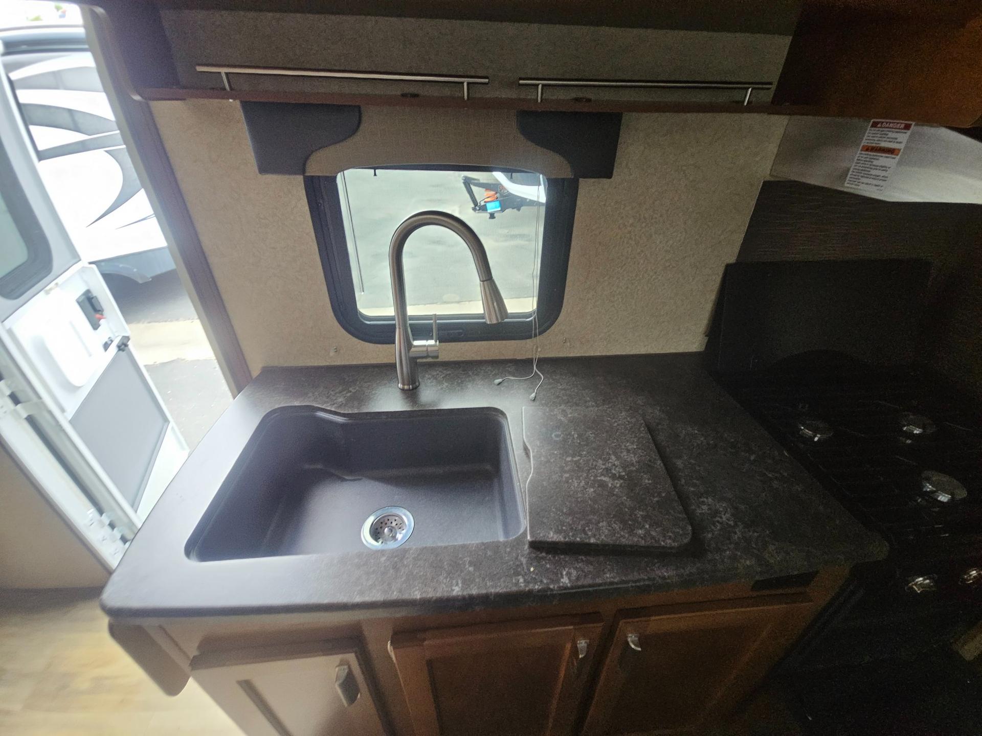 2020 Lance 2020 Lance Lance Travel Trailer - thumbnail 15