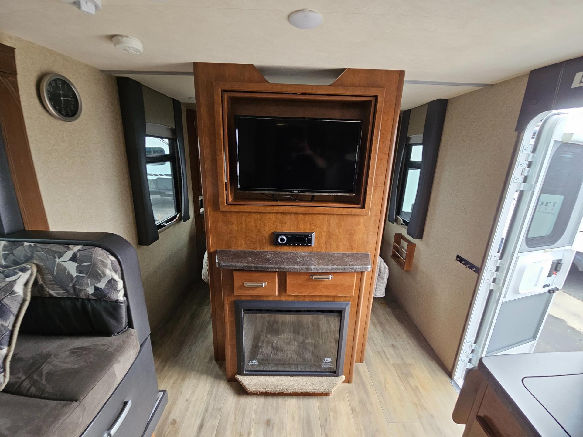 2020 Lance 2020 Lance Lance Travel Trailer - thumbnail 17