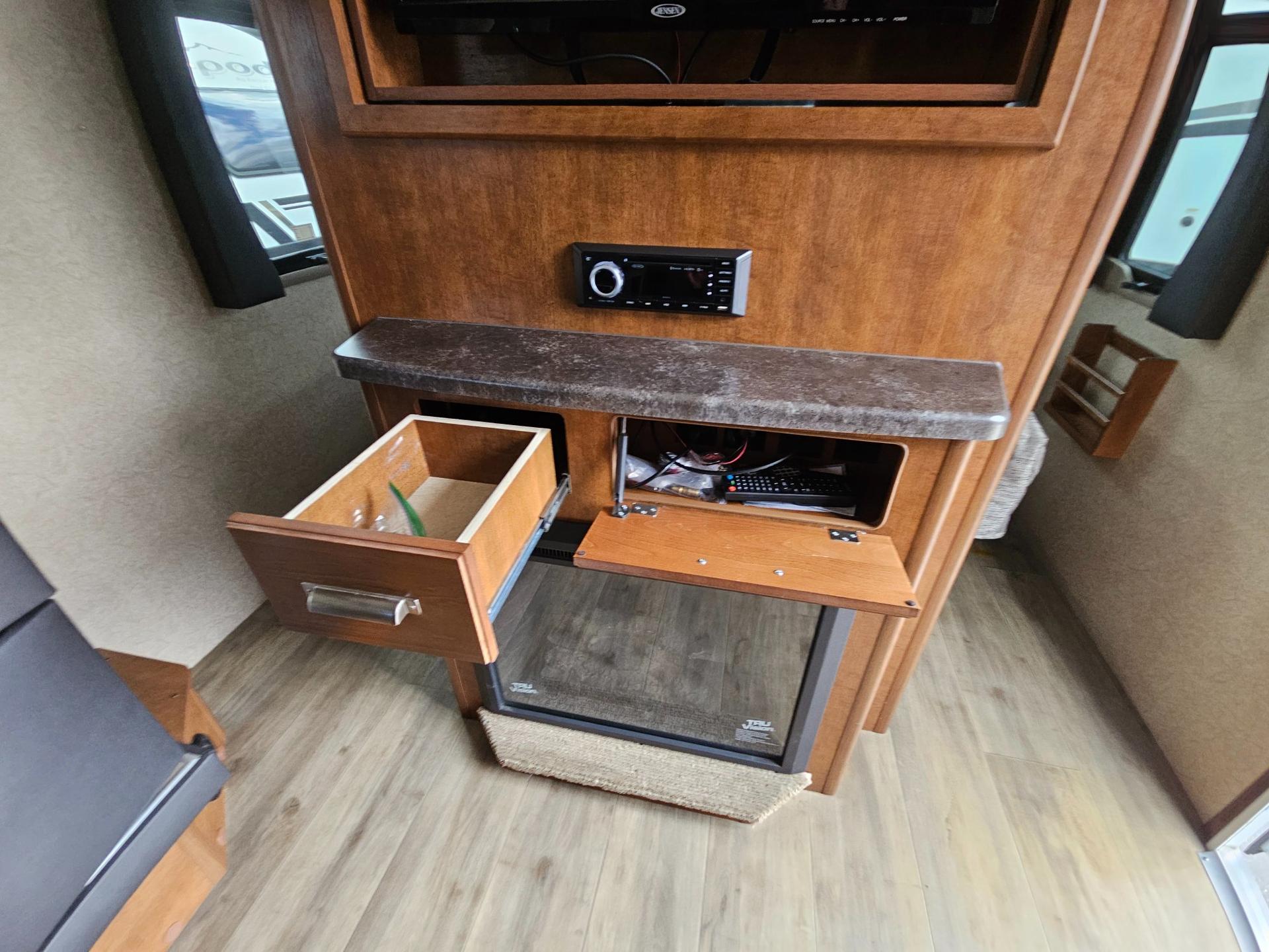 2020 Lance 2020 Lance Lance Travel Trailer - thumbnail 18