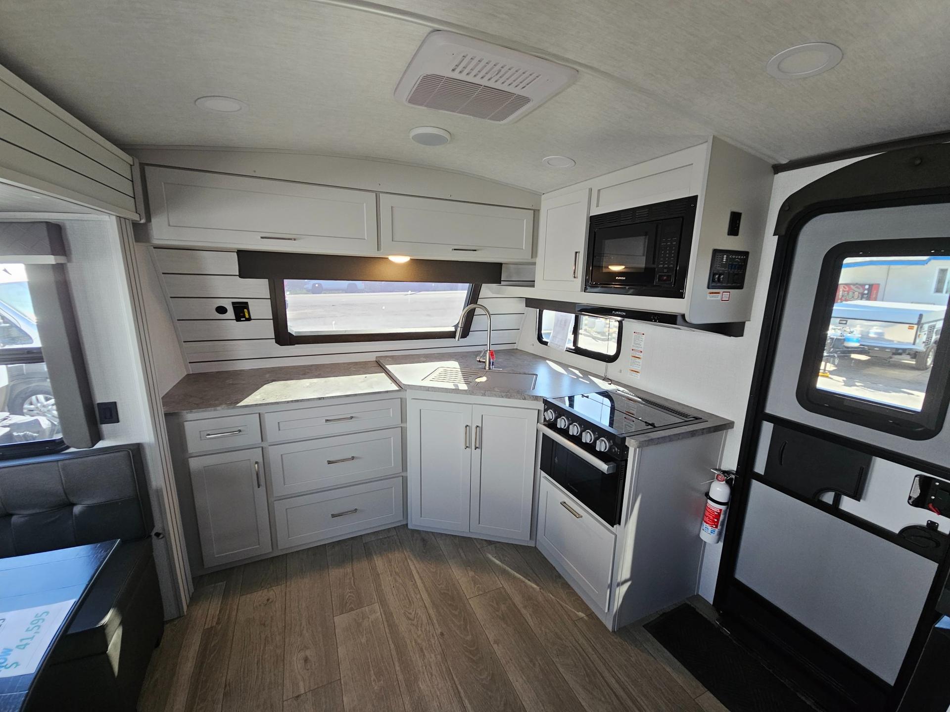 2025 Keystone RV 2025 Keystone RV Cougar Half-Ton - thumbnail 10