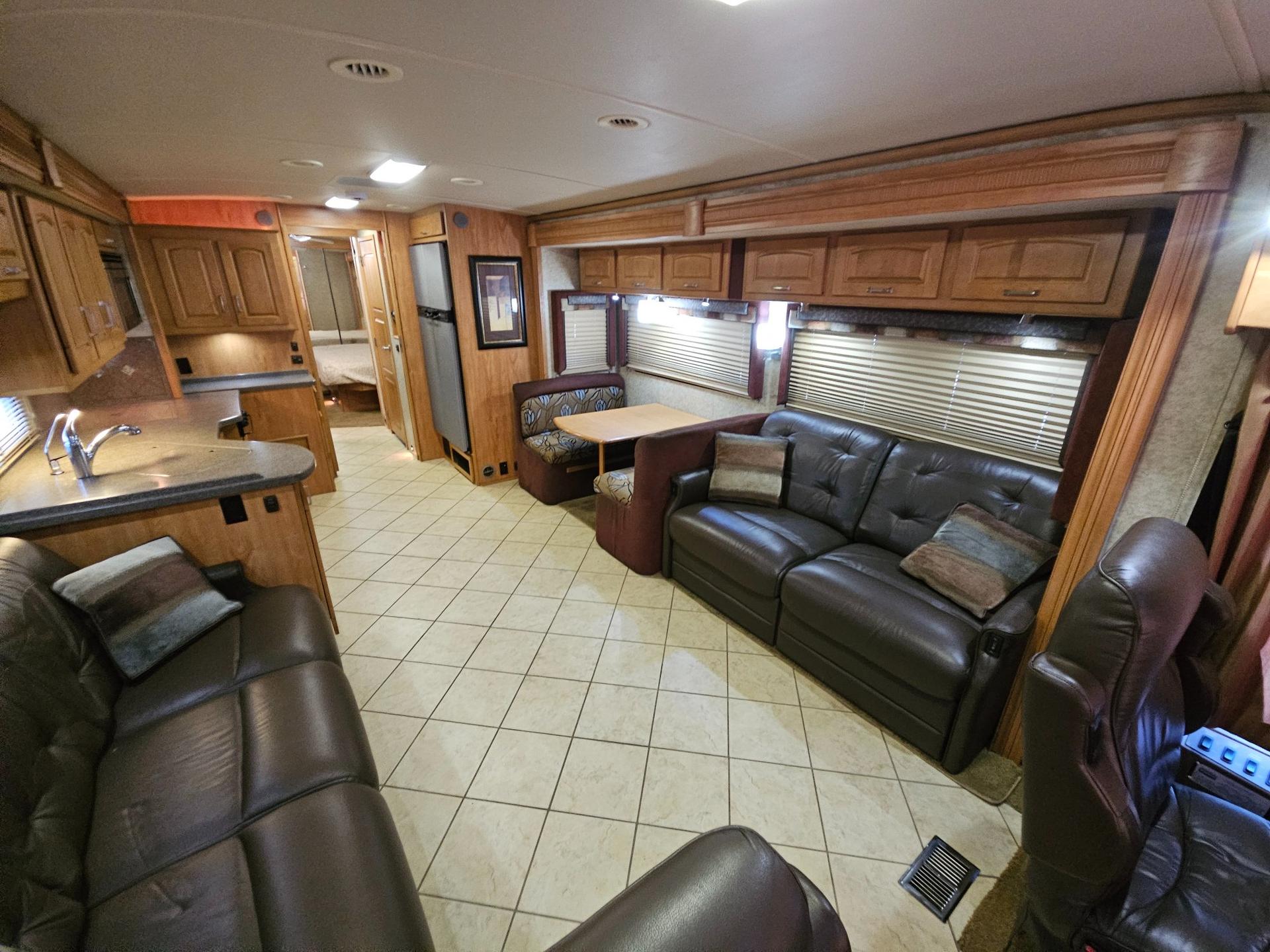 2009 Winnebago Industries 2009 Winnebago Industries Tour - thumbnail 5