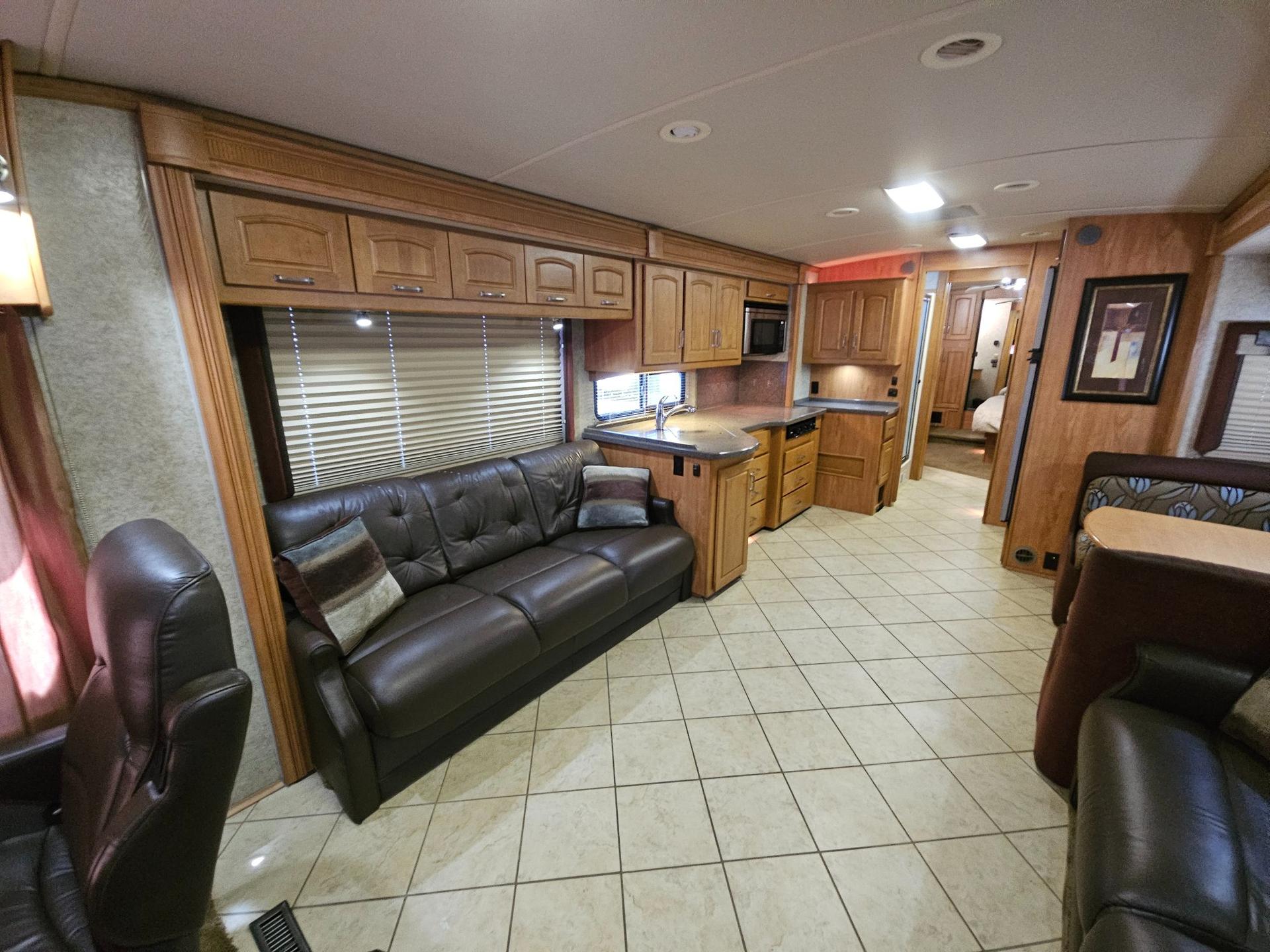 2009 Winnebago Industries 2009 Winnebago Industries Tour - thumbnail 6
