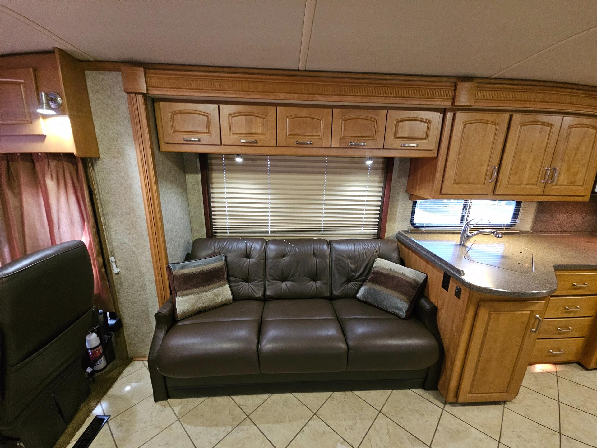 2009 Winnebago Industries 2009 Winnebago Industries Tour - thumbnail 7
