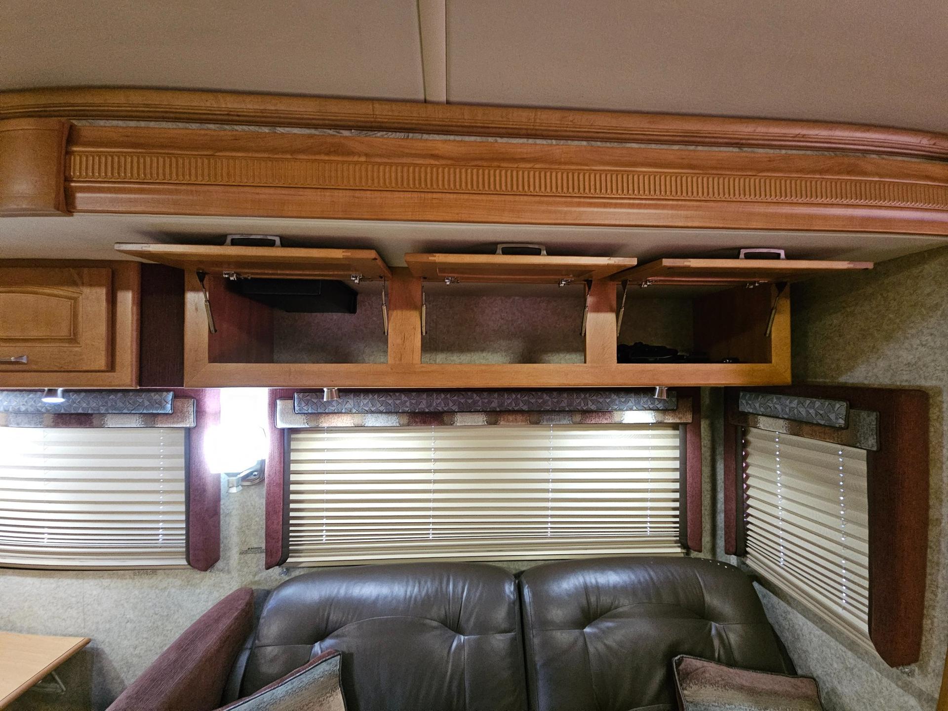 2009 Winnebago Industries 2009 Winnebago Industries Tour - thumbnail 12
