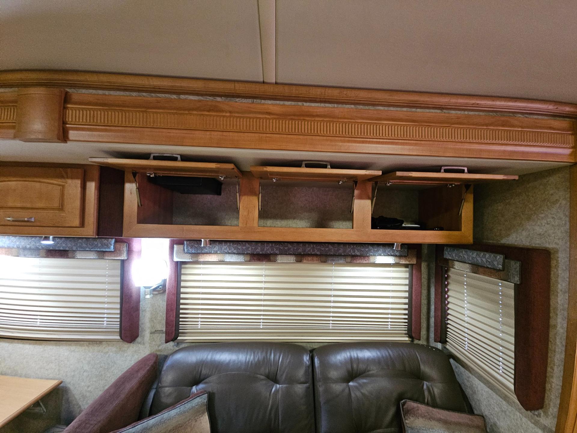 2009 Winnebago Industries 2009 Winnebago Industries Tour - thumbnail 13