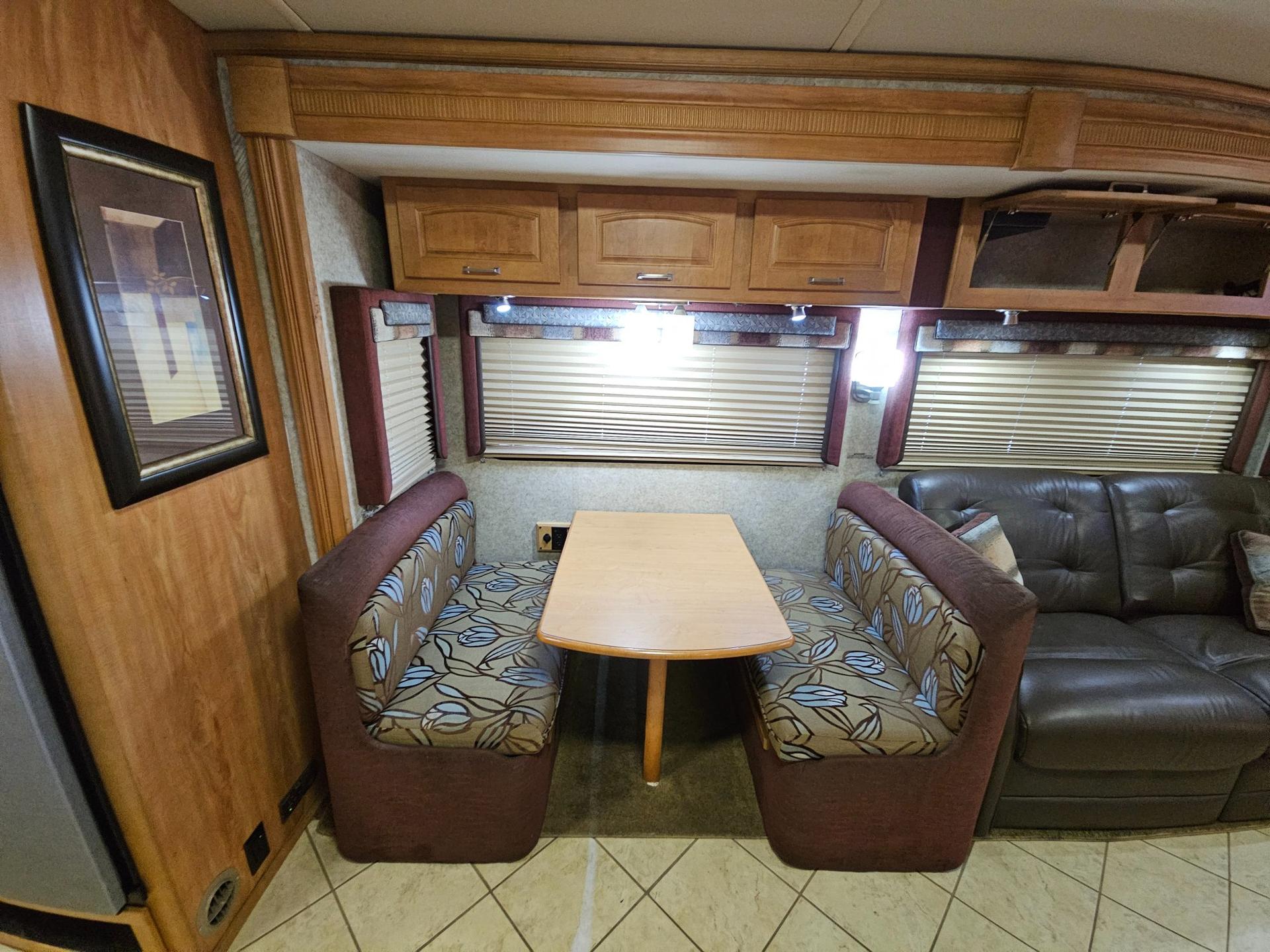 2009 Winnebago Industries 2009 Winnebago Industries Tour - thumbnail 14