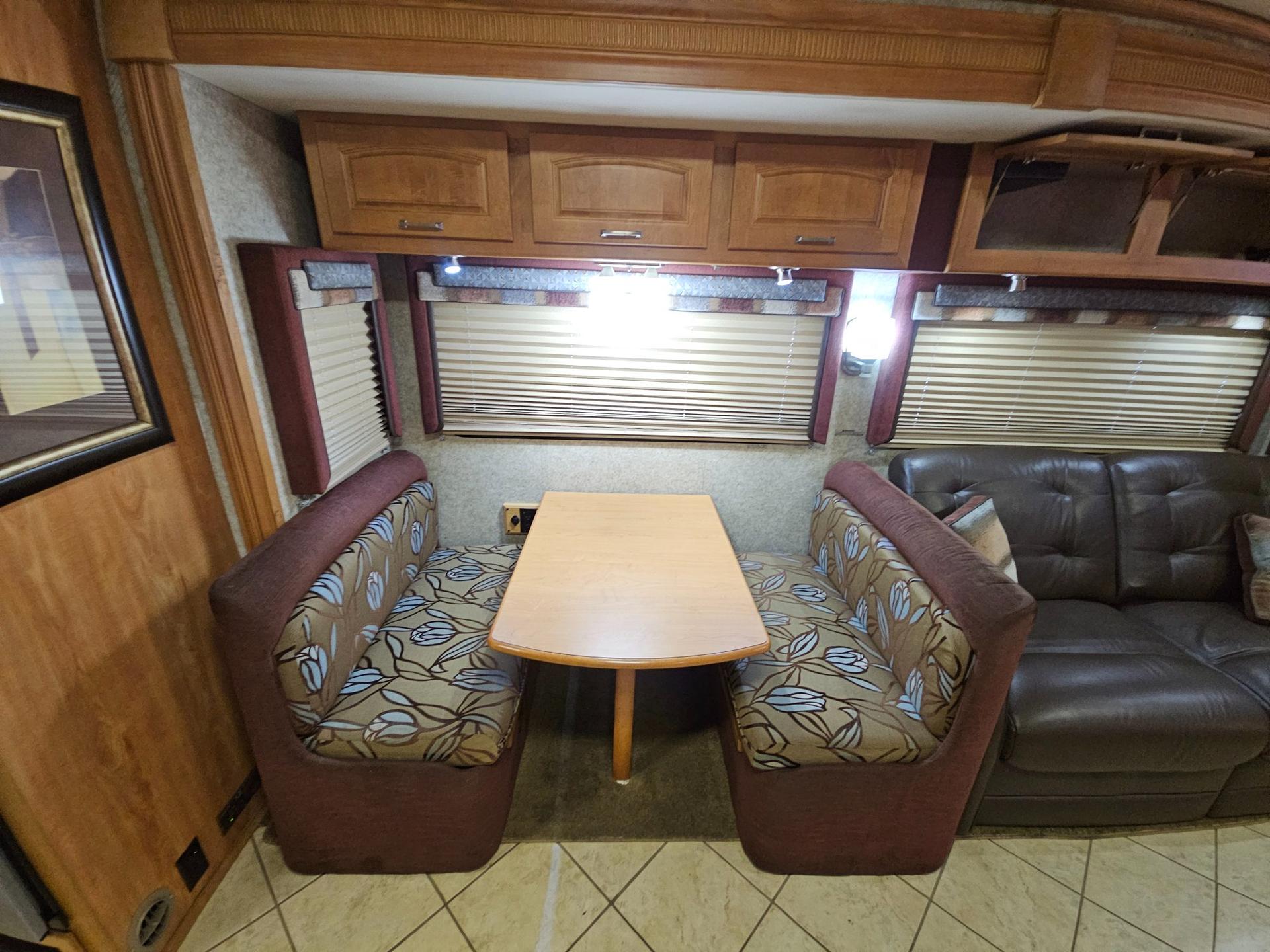 2009 Winnebago Industries 2009 Winnebago Industries Tour - thumbnail 17