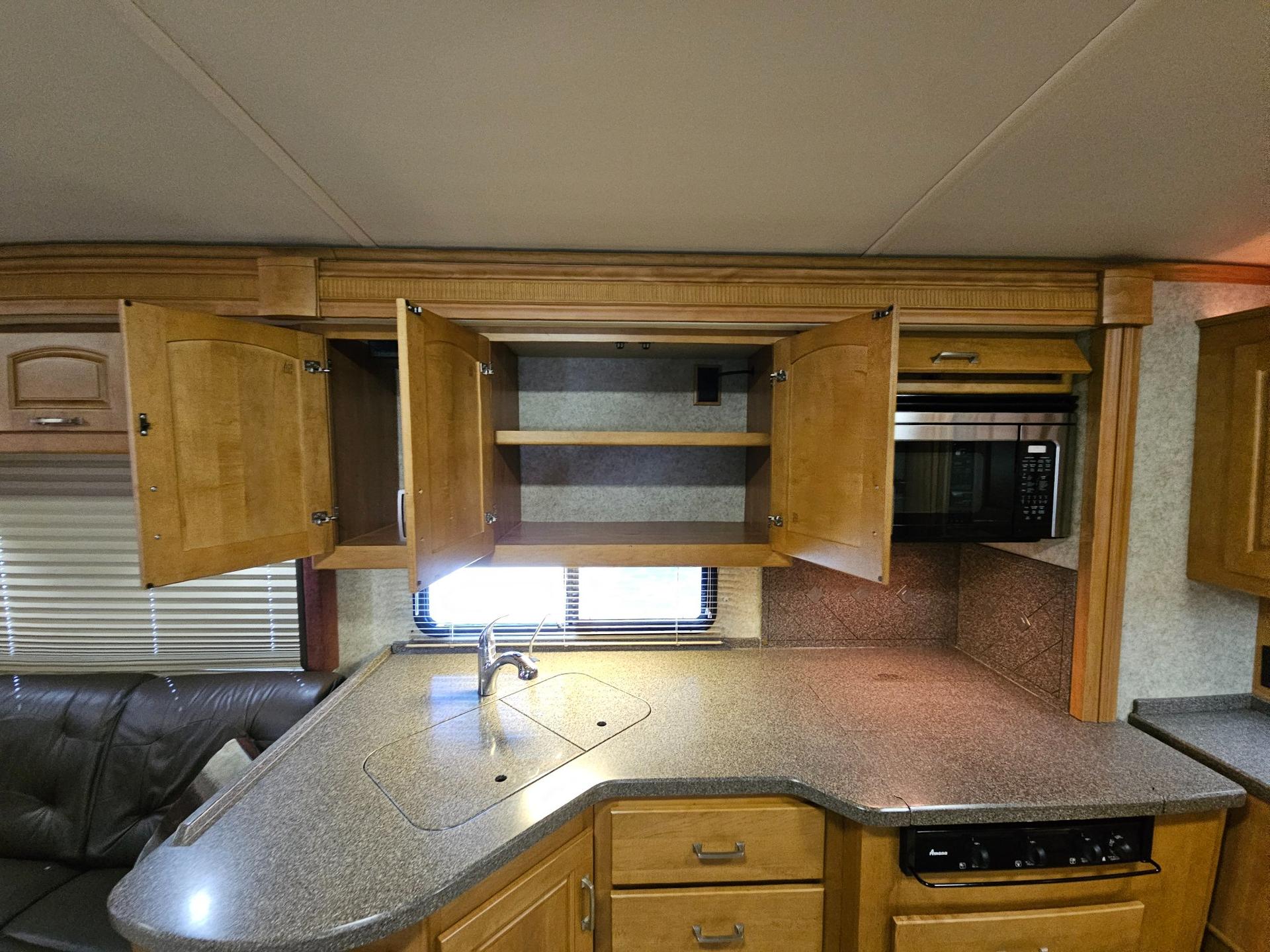 2009 Winnebago Industries 2009 Winnebago Industries Tour - thumbnail 20
