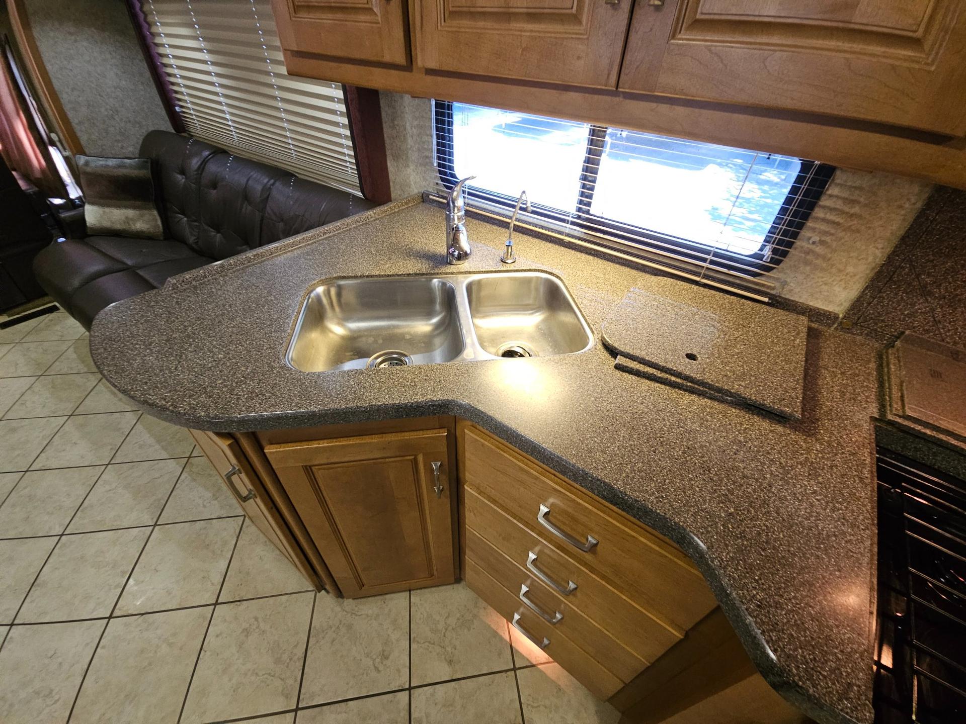 2009 Winnebago Industries 2009 Winnebago Industries Tour - thumbnail 22