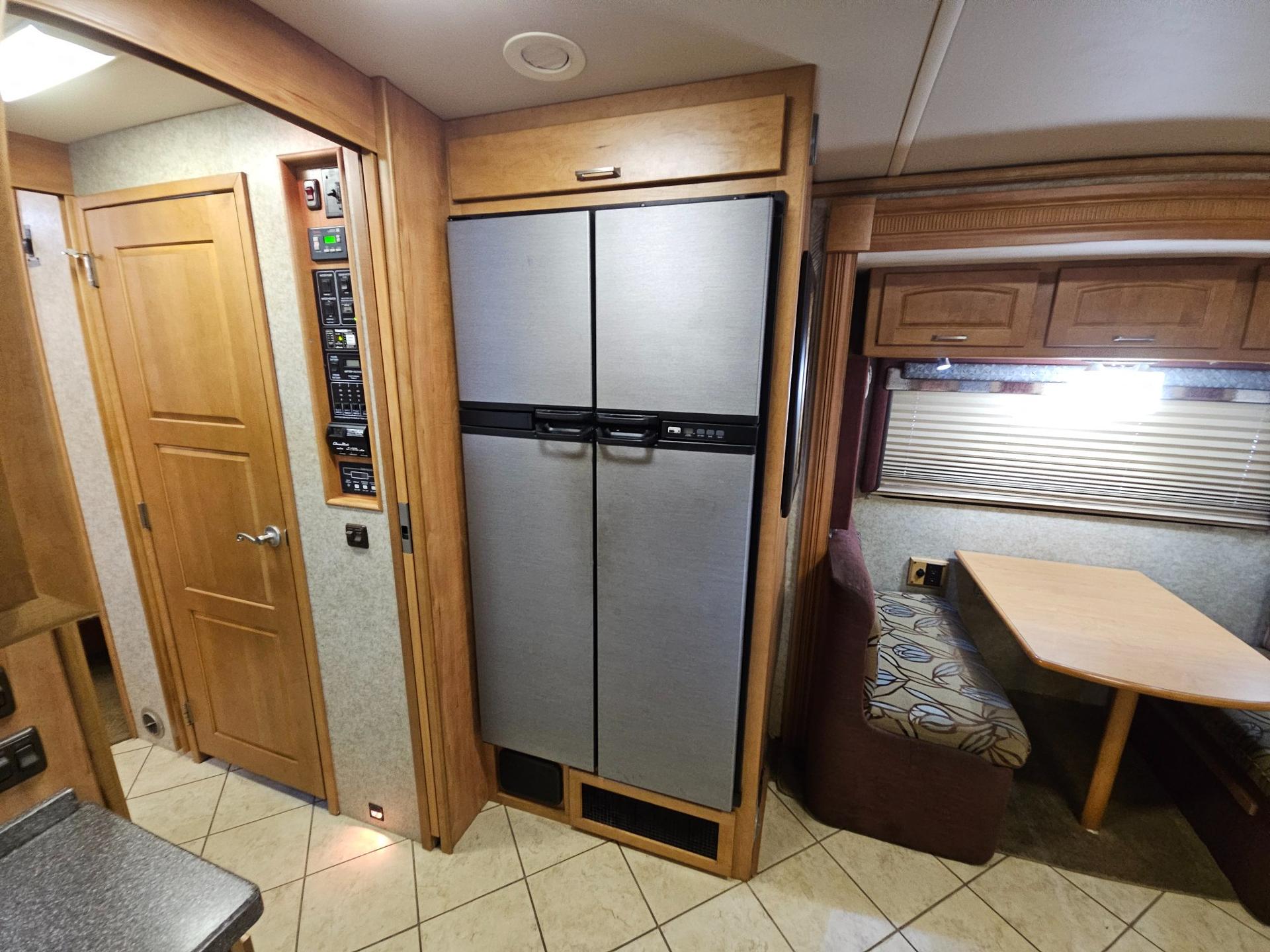 2009 Winnebago Industries 2009 Winnebago Industries Tour - thumbnail 26