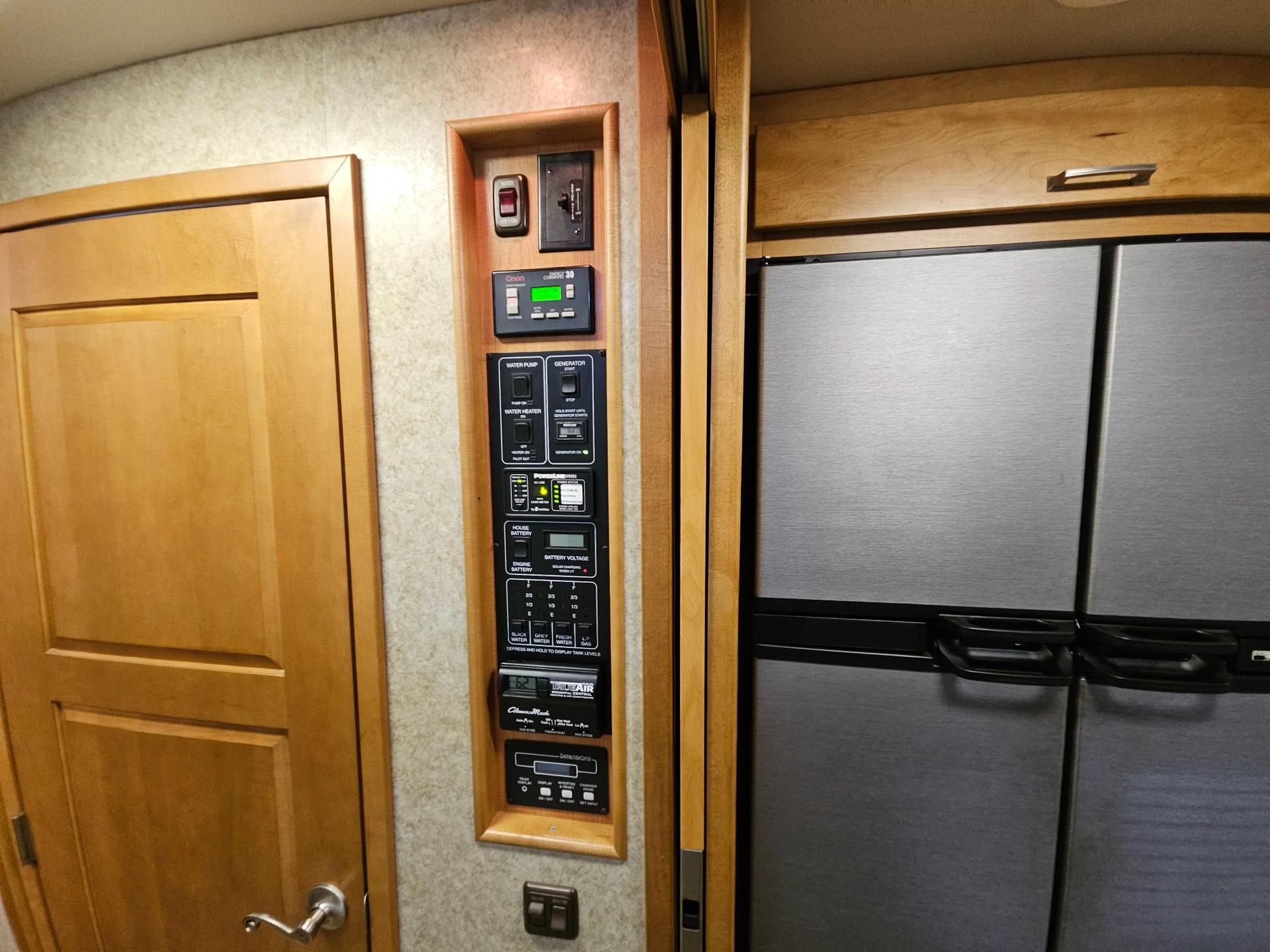2009 Winnebago Industries 2009 Winnebago Industries Tour - thumbnail 29