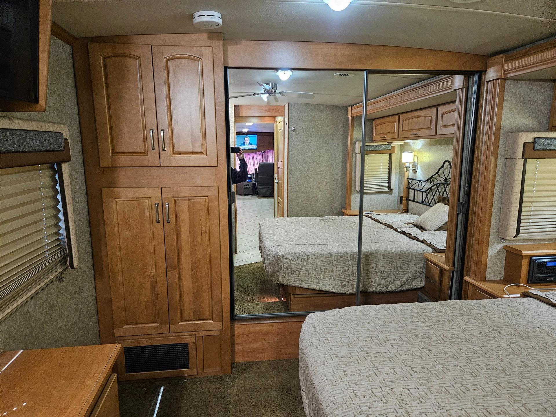 2009 Winnebago Industries 2009 Winnebago Industries Tour - thumbnail 43