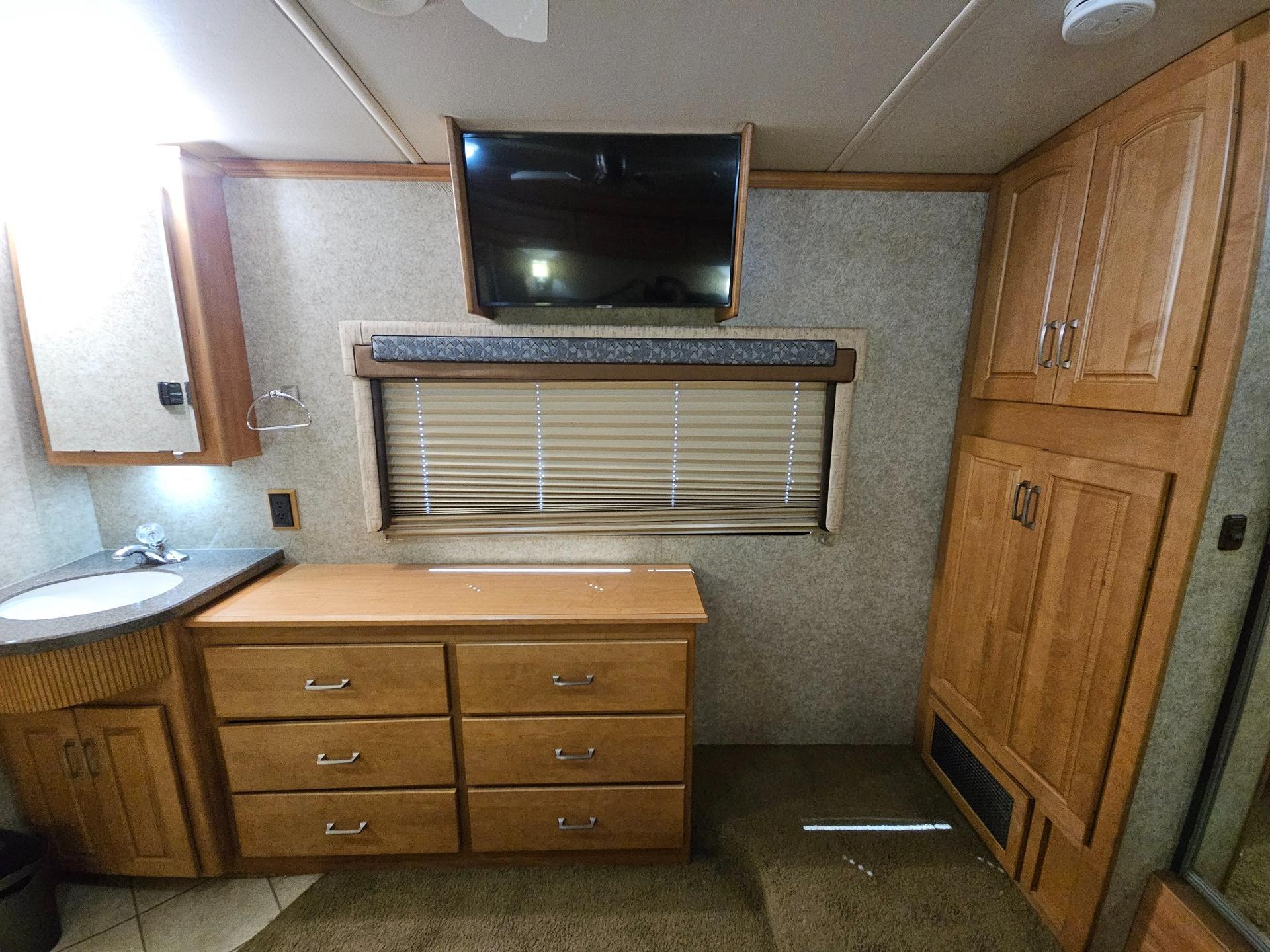 2009 Winnebago Industries 2009 Winnebago Industries Tour - thumbnail 46