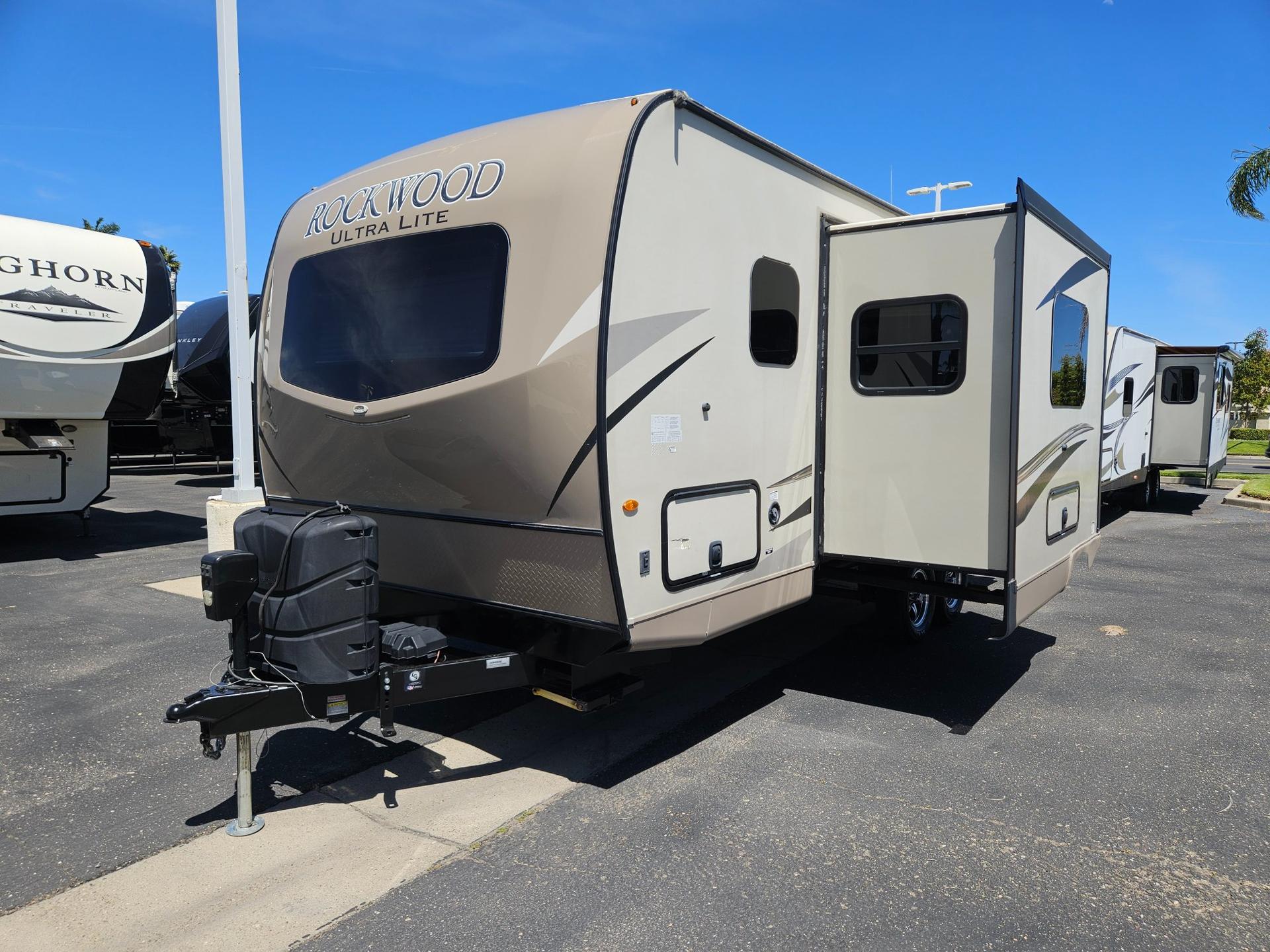 2018 Forest River RV 2018 Forest River RV Rockwood Ultra Lite - thumbnail 4